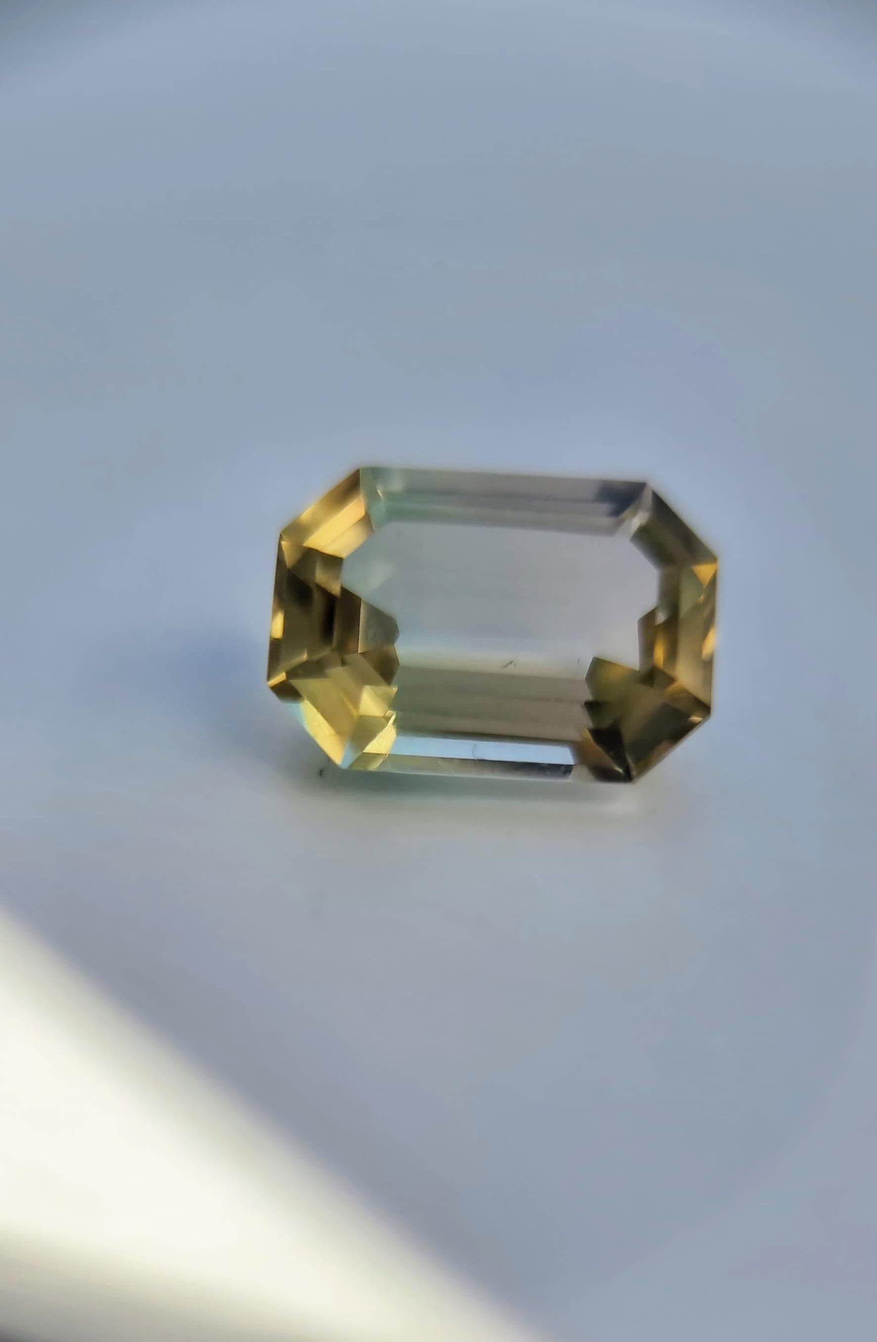 6.1ct Natürlicher zweifarbiger Turmalin - Präzisionssmaragdschliff (Moderne) im Angebot