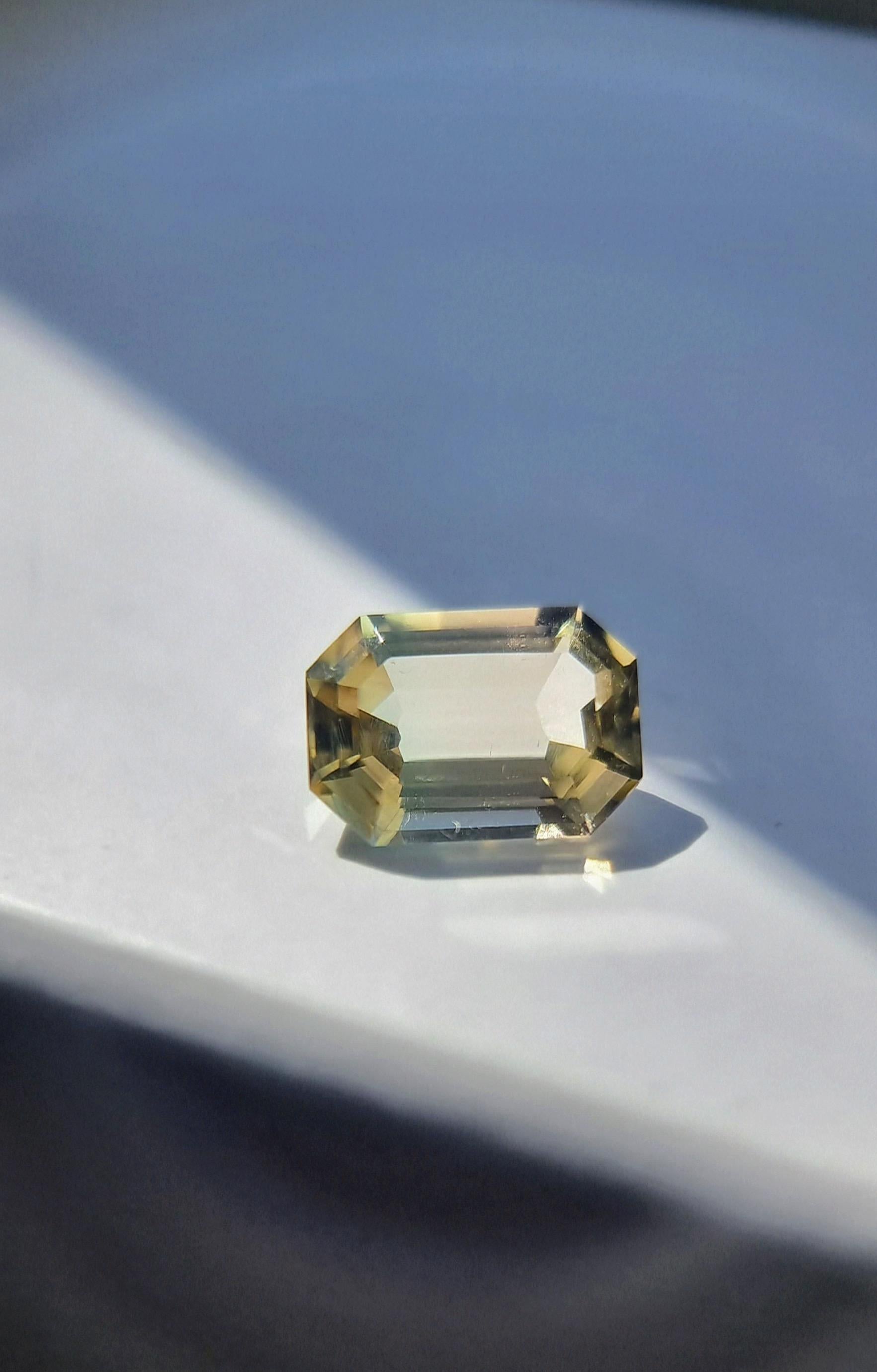 6.1ct Natürlicher zweifarbiger Turmalin - Präzisionssmaragdschliff im Angebot 3