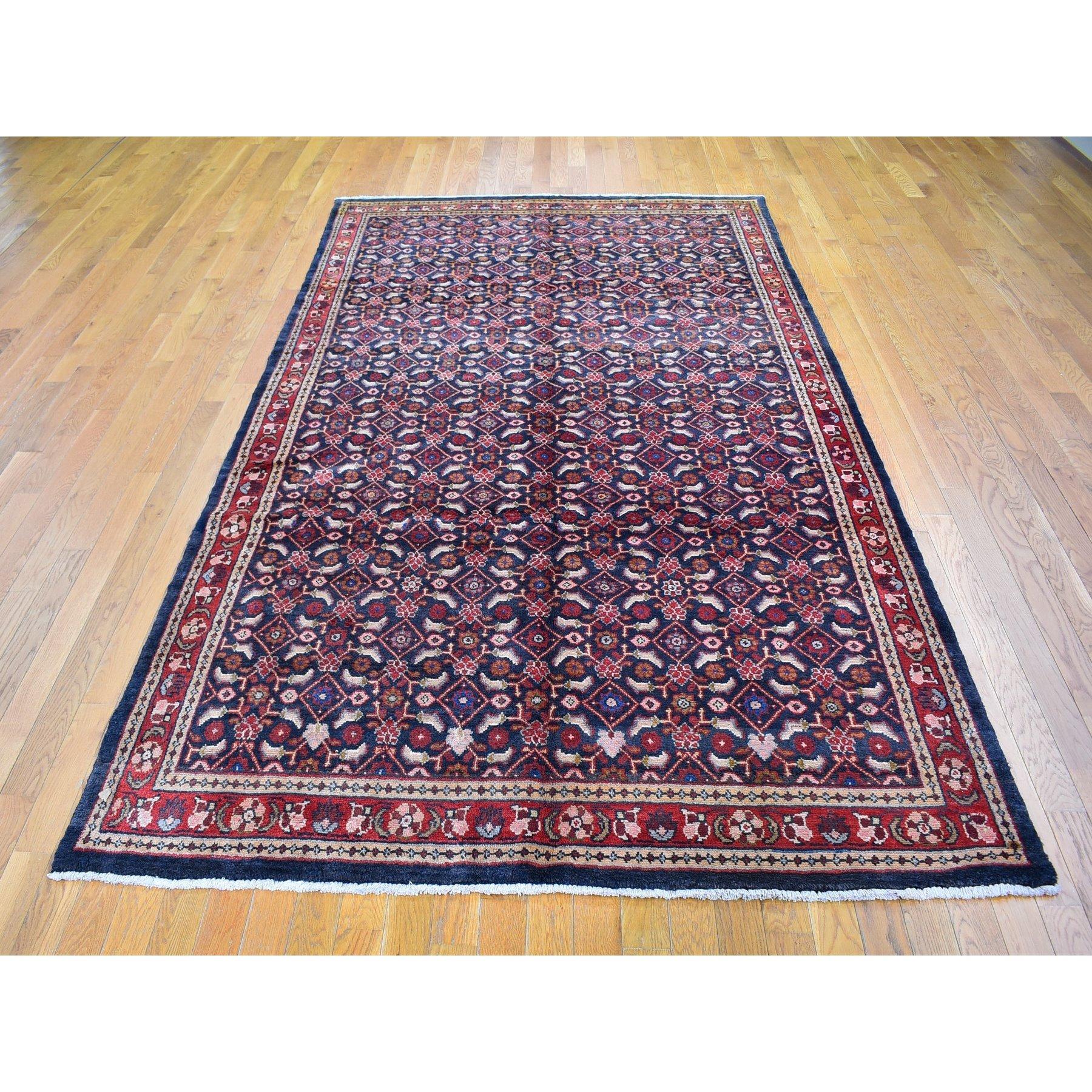 Il s'agit d'un véritable tapis oriental noué à la main, unique en son genre, de couleur noir anthracite, de type New Persian Mahal avec un motif de poisson Herati. Il a été tissé pendant des mois et des mois selon les techniques séculaires de