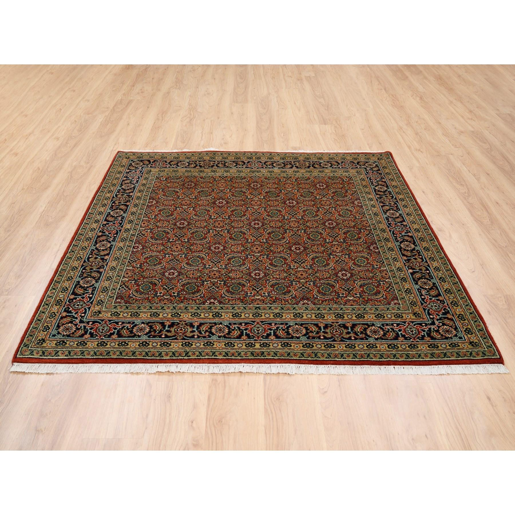 Dies ist eine wirklich echte one-of-a-kind Dense Weave Hand geknüpft Herati Fisch Design Quadrat 175 KPSI Extra Soft Wolle Rot Orientteppich. Es wurde monatelang von erfahrenen Handwerkern in der jahrhundertealten persischen Webtechnik