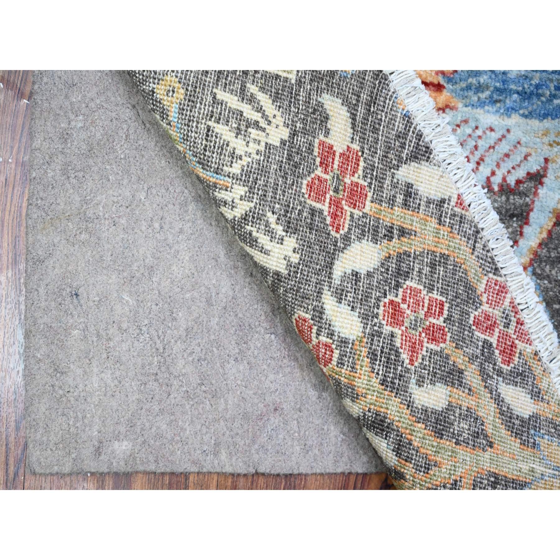 Ésta es una auténtica alfombra oriental afgana Peshawar con aves del paraíso, anudada a mano, de pura lana. Ha sido anudada durante meses y meses con técnicas artesanales de tejido centenarias por expertos artesanos.
Materiales primarios: