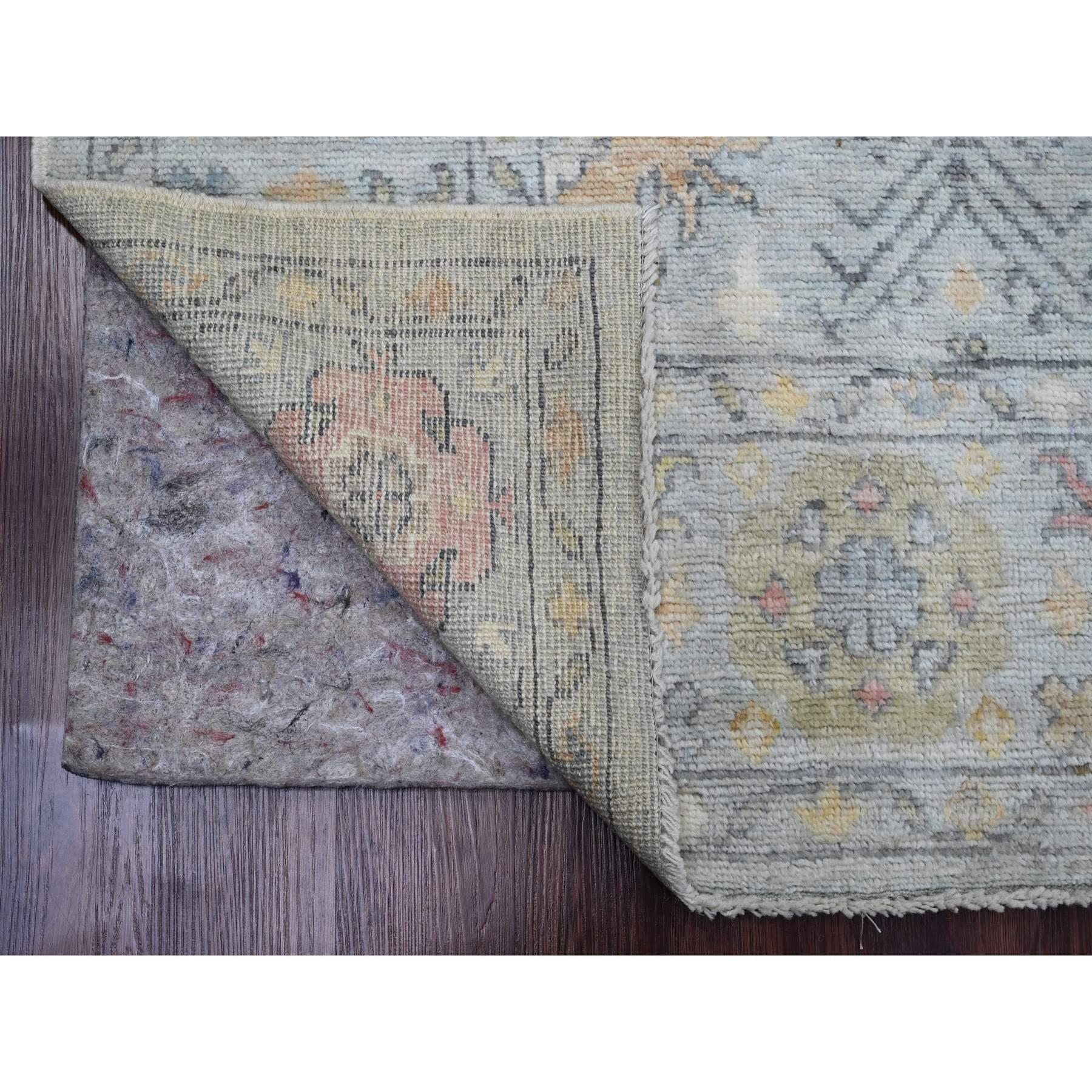 Grigio nebbioso, 100% lana, Angora afgano Oushak con disegno geometrico di foglie, annodato a mano, tinture vegetali, quadrato, Tappeto orientale
Materiali primari: Lana
Lattice: No Pile 
altezza: 0,25 pollici
Stile: Di transizione
Colore primario: