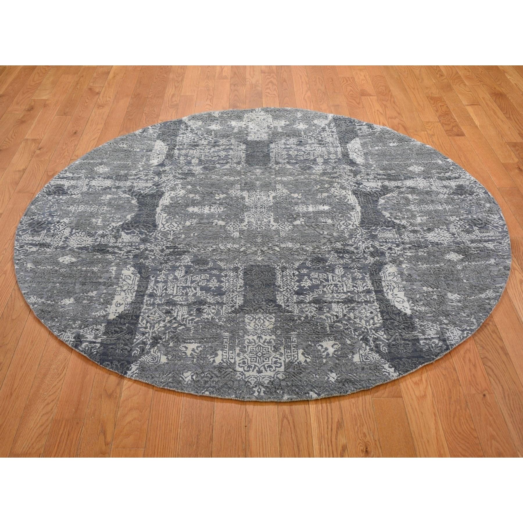 Il s'agit d'un véritable tapis oriental rond noué à la main en laine grise et soie pure à motif de bijoux. Il a été tissé pendant des mois et des mois selon les techniques séculaires de l'artisanat persan par des artisans experts.
Matériaux