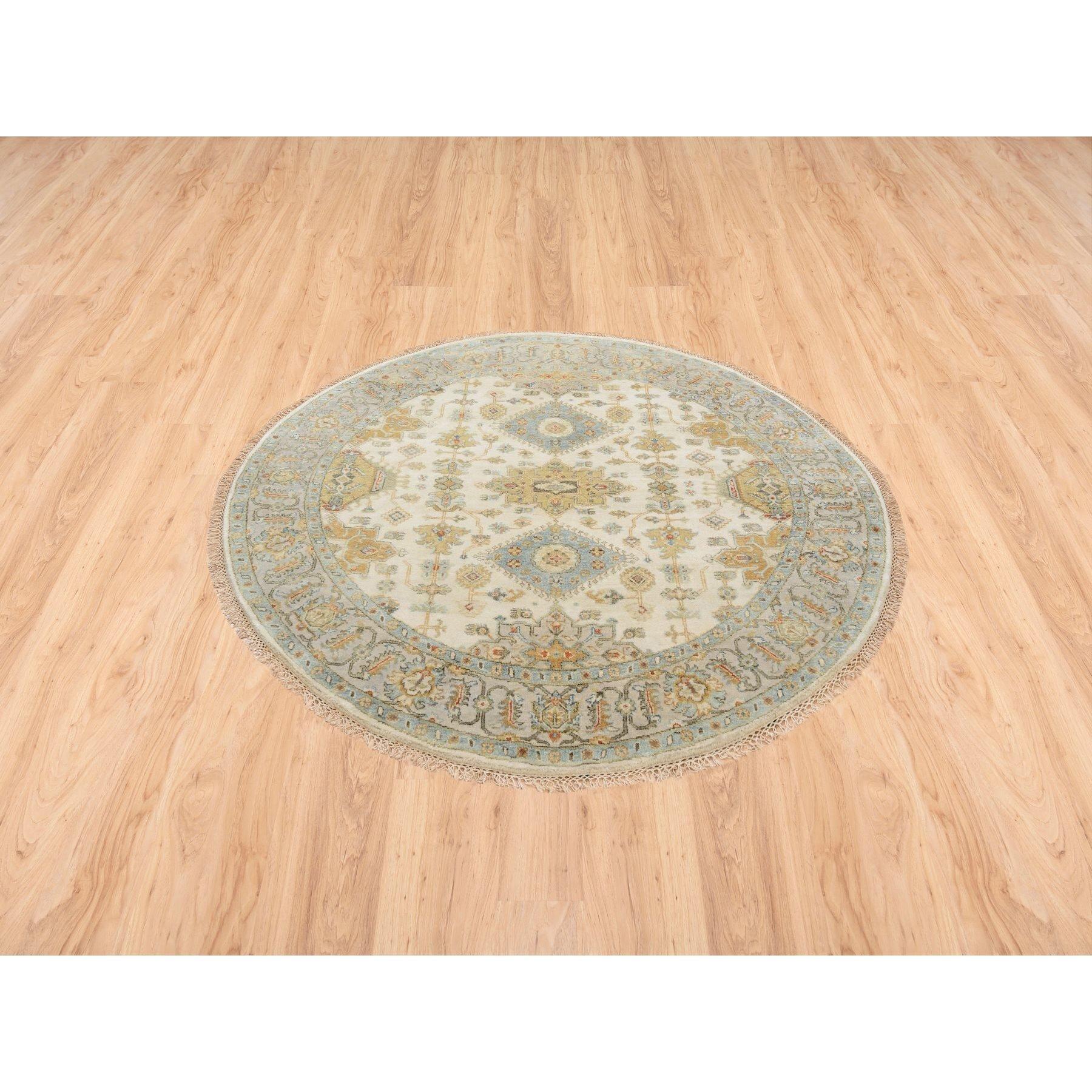 Il s'agit d'un véritable tapis rond noué à la main en pure laine pure ivoire avec des couleurs douces Design Karajeh. Il a été noué pendant des mois et des mois selon des techniques de tissage séculaires par des artisans experts. Matières premières