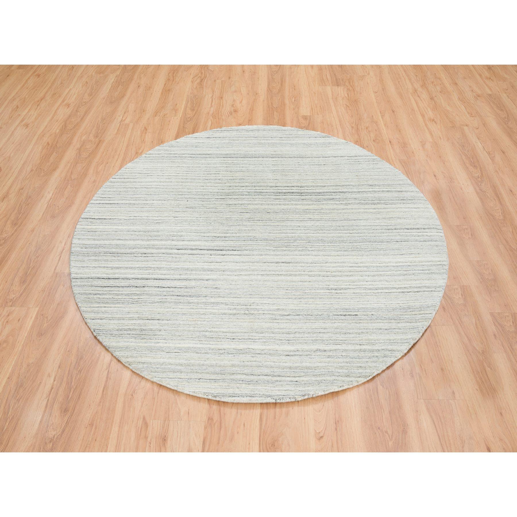 Si tratta di un autentico tappeto orientale rotondo, unico nel suo genere, di colore avorio e crema, spesso e soffice, lavorato a mano, in lana naturale non colorata e dal design moderno. È stata tessuta per mesi e mesi con tecniche di tessitura