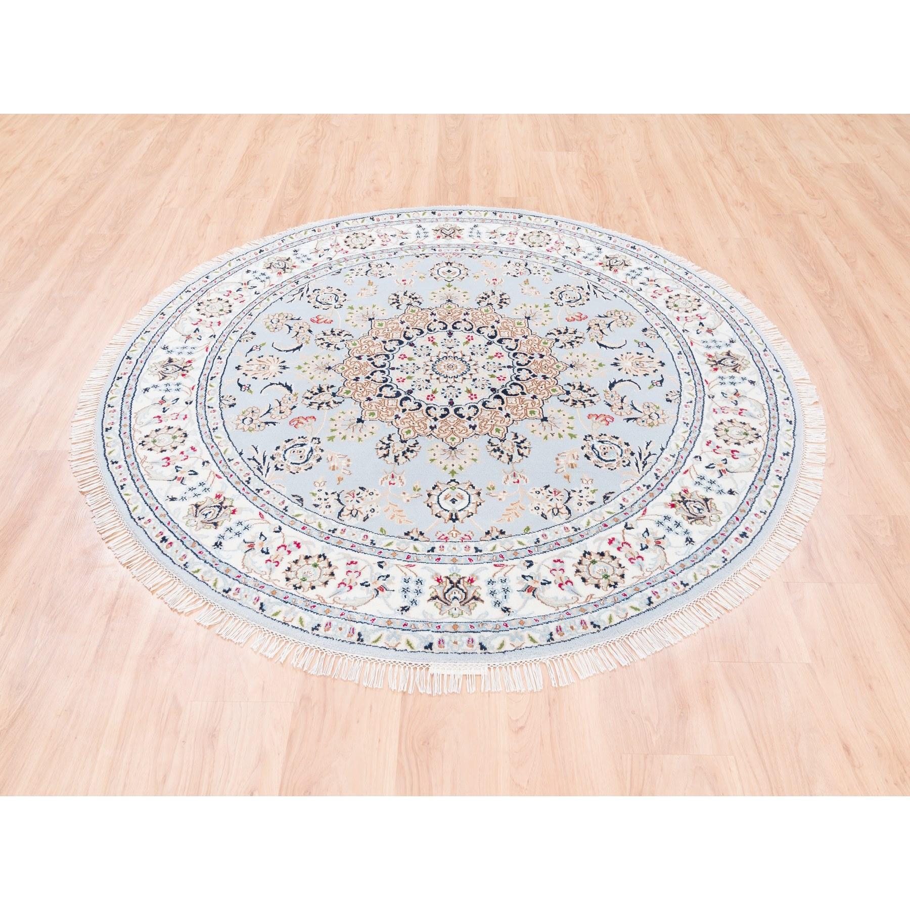 Il s'agit d'un véritable tapis d'Orient en laine 250 KPSI Nain Light Blue with an Ivory Border Hand Knotted Medallion and Flowers Design. Il a été tissé pendant des mois et des mois selon l'art séculaire du tissage persan.
Matières premières :