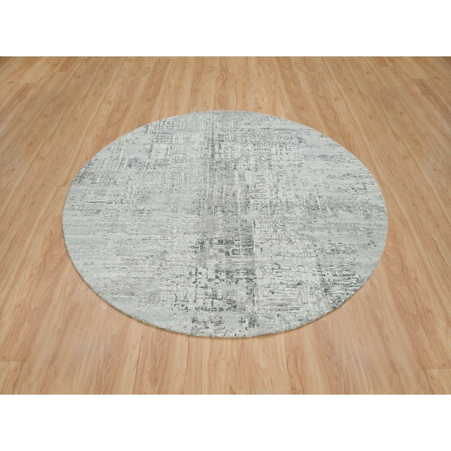 Il s'agit d'un véritable tapis d'Orient moderne et contemporain, noué et filé à la main, en laine.  Il a été noué pendant des mois et des mois selon des techniques de tissage séculaires par des artisans experts. 
Matières premières : Laine
Latex :