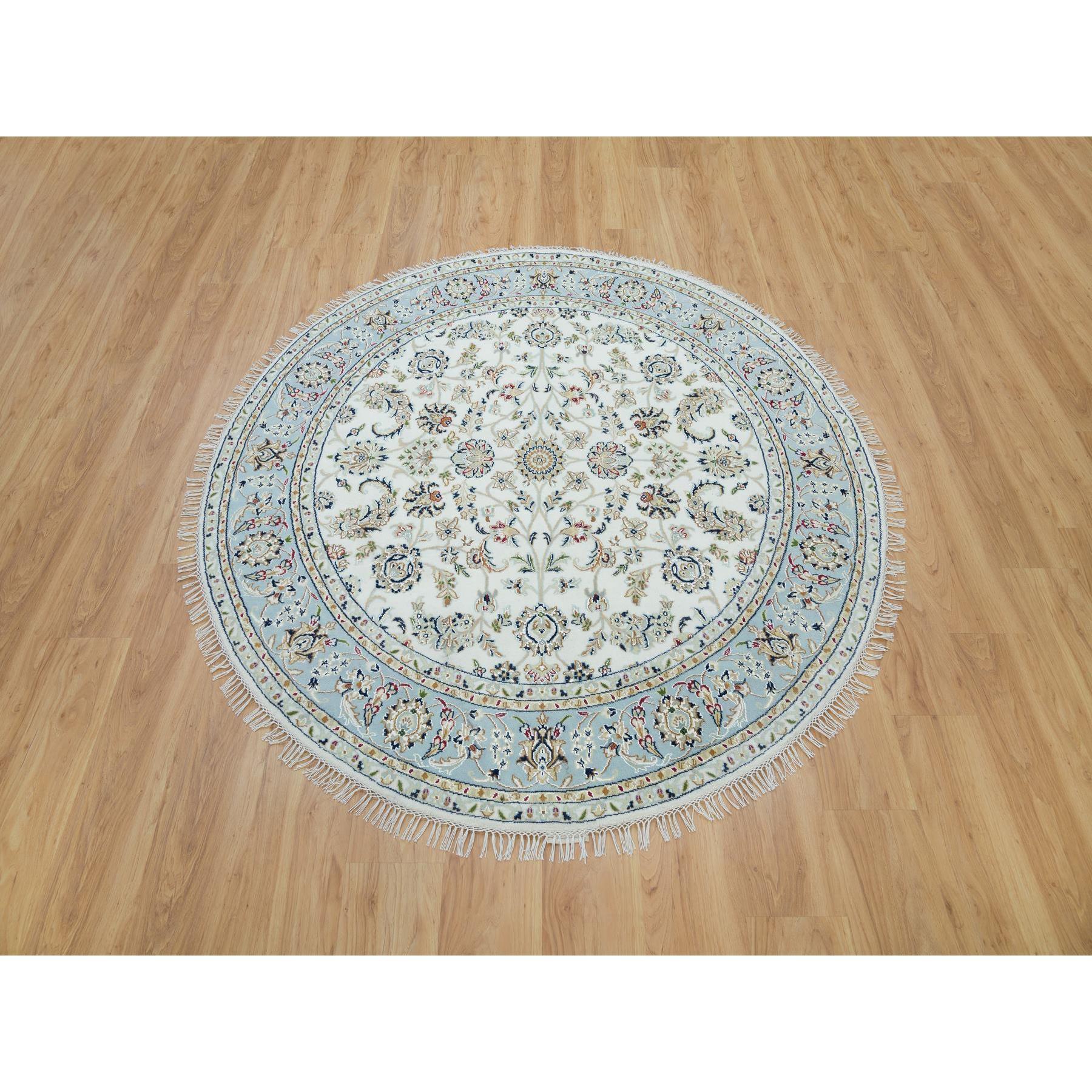 Bianco polvere, 100% lana, annodato a mano, Nain con disegno floreale all over, 250 KPSI, Tappeto orientale rotondo
Materiali primari: Lana
Lattice: No Pile 
altezza: 0,25 pollici
Stile: Tradizionale
Colore primario: Avorio
Colori secondari: Verde,