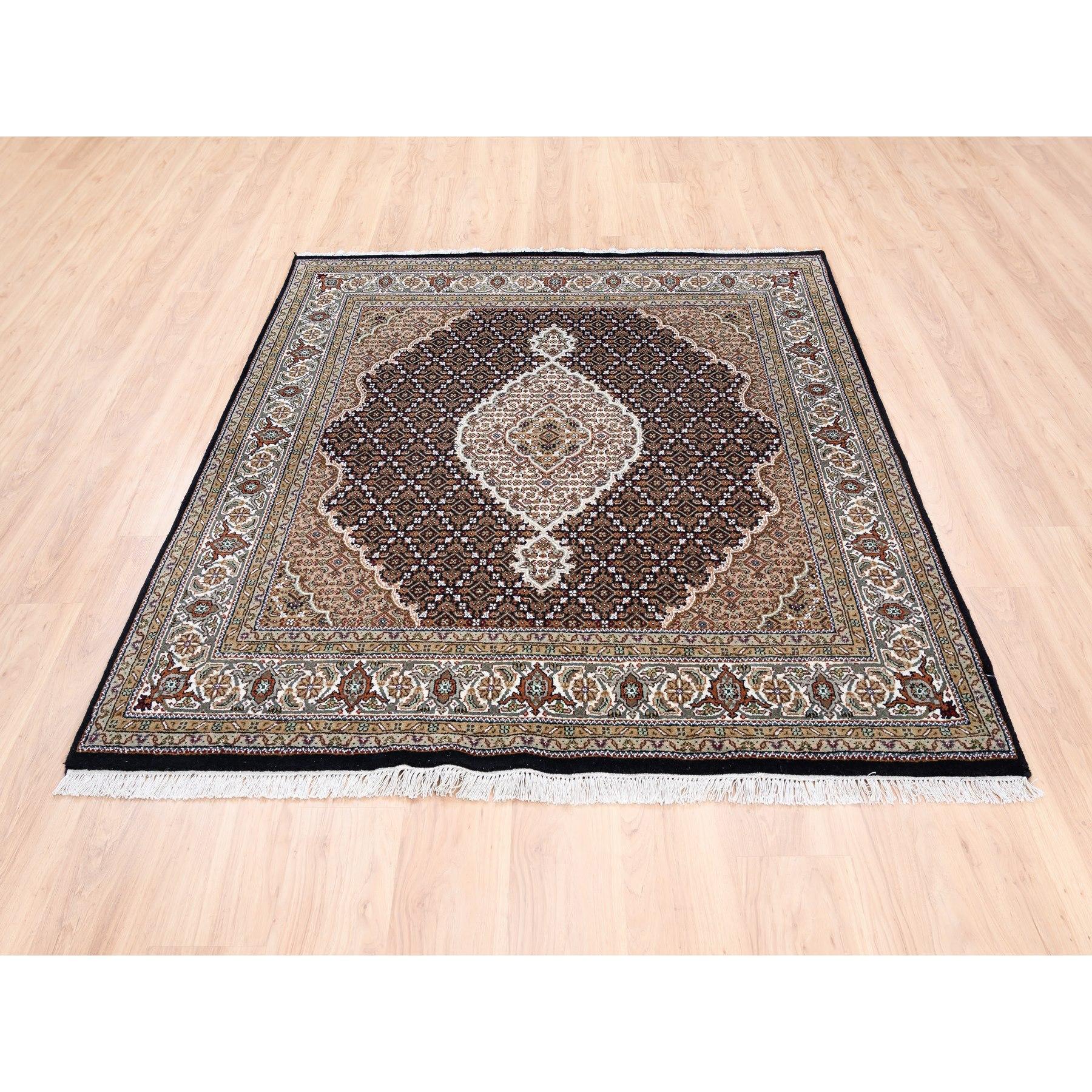 Dies ist eine wirklich echte one-of-a-kind Tabriz Mahi Fisch Medaillon Design Schwarz Hand geknüpft Wolle orientalischen quadratischen Teppich. Es wurde monatelang in der jahrhundertealten persischen Webtechnik von erfahrenen Handwerkern