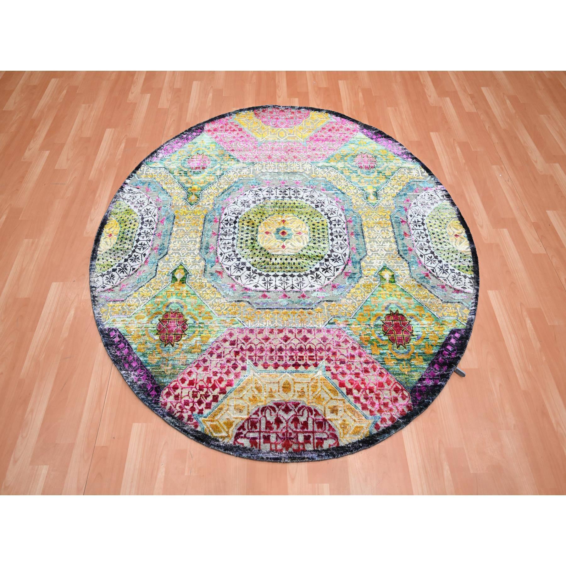 Goldgelb mit Rosa, Handgeknüpft, Buntes Mamluken-Design, Sari-Seide mit strukturierter Wolle, Rund, Orientteppich
Primäre MATERIALIEN: Wolle & Seide
Latex: Kein Flor 
Höhe: 0,25 Zoll
Stil: Traditionell
Grundfarbe: Gelb
Sekundäre Farben: Blau, Rosa,