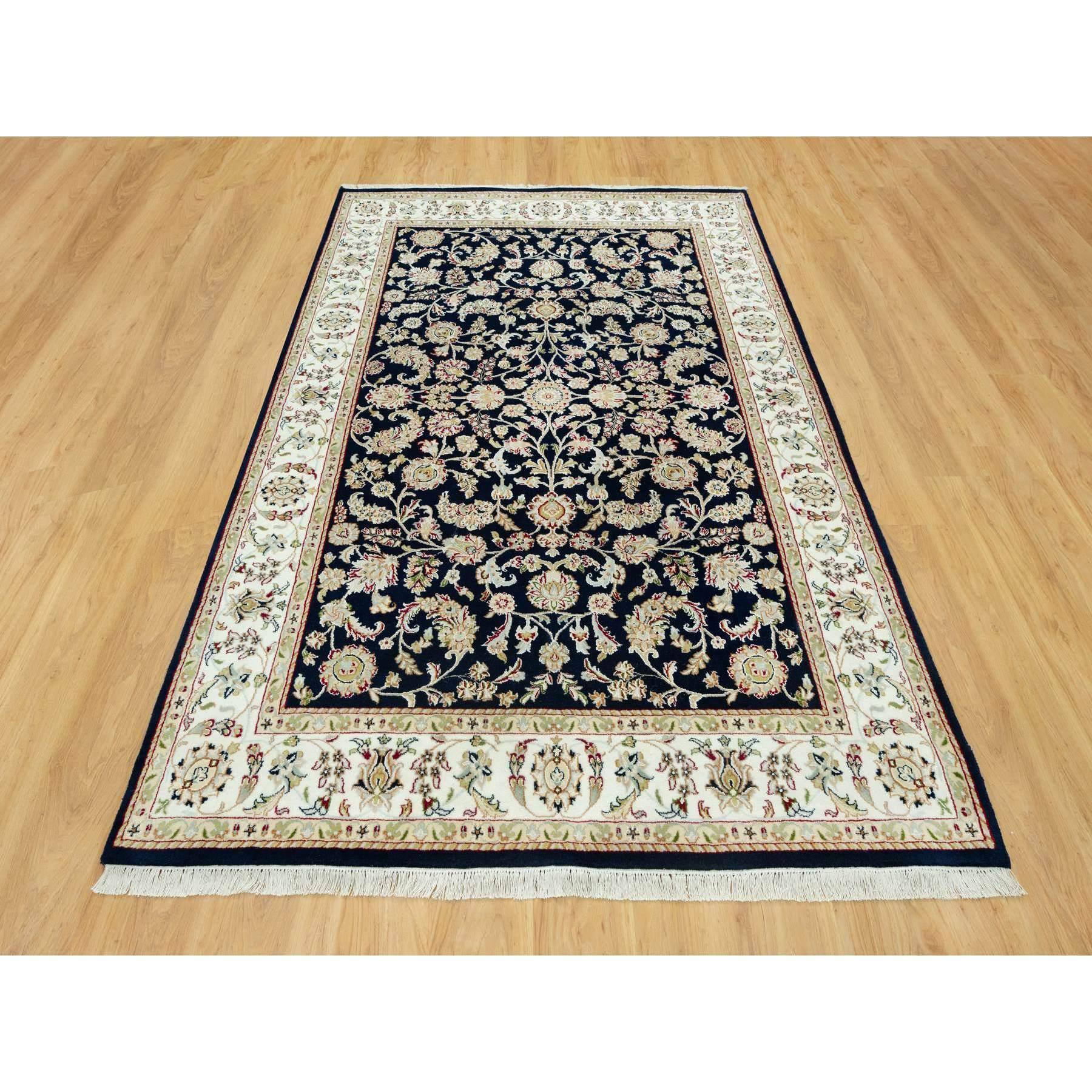 Questo è un autentico esemplare unico di Nain Flower Design, annodato a mano, tappeto orientale. È stato annodato per mesi e mesi con tecniche di tessitura secolari da parte di artigiani.
Materiali primari: Lana
Lattice: No Pile 
altezza: 0,25