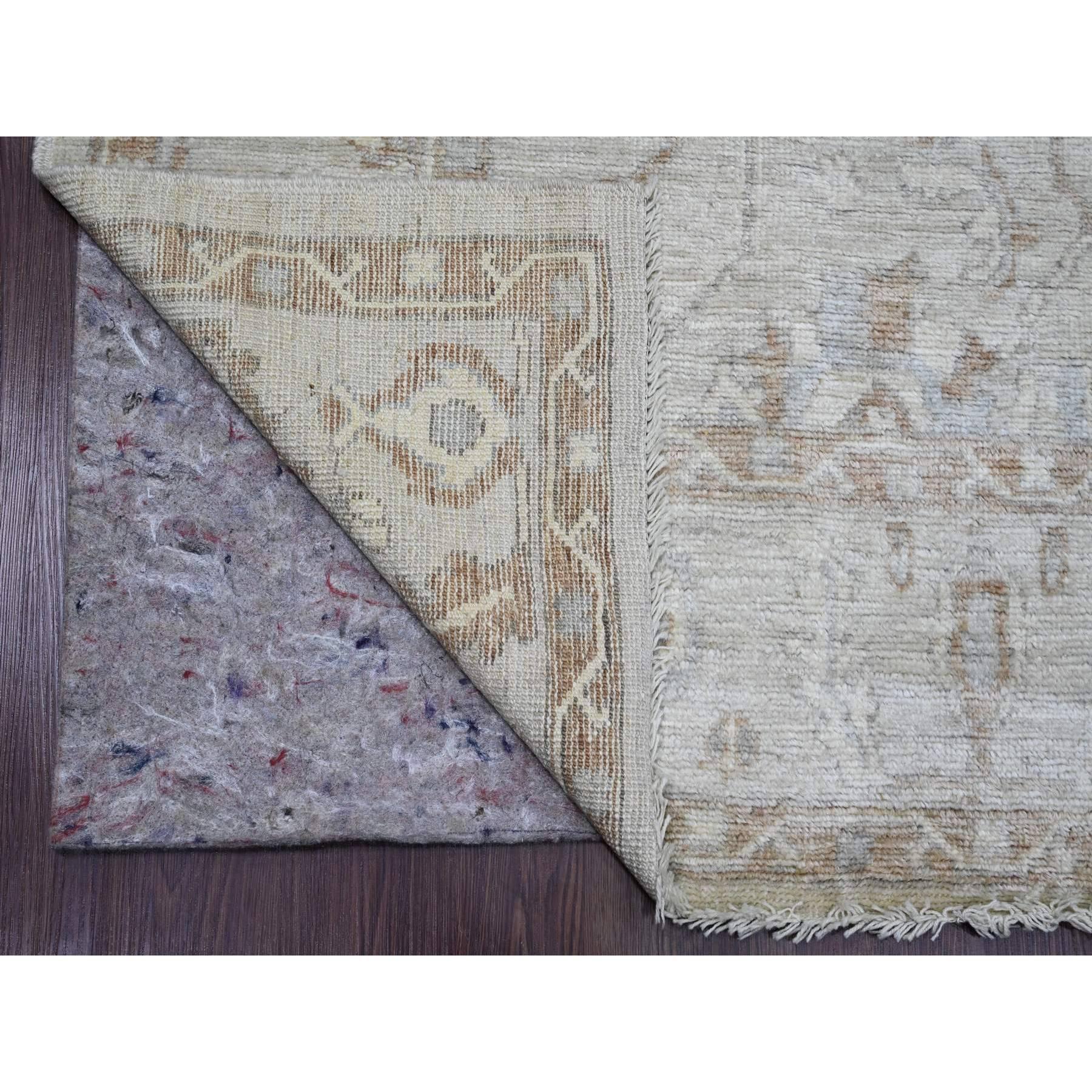 Grigio medio, Afghan Angora Oushak con Design/One, annodato a mano, tinture vegetali, 100% lana, Tappeto orientale
Materiali primari: Lana
Lattice: No Pile 
altezza: 0,25 pollici
Stile: Di transizione
Colore primario: Grigio
Colori secondari: