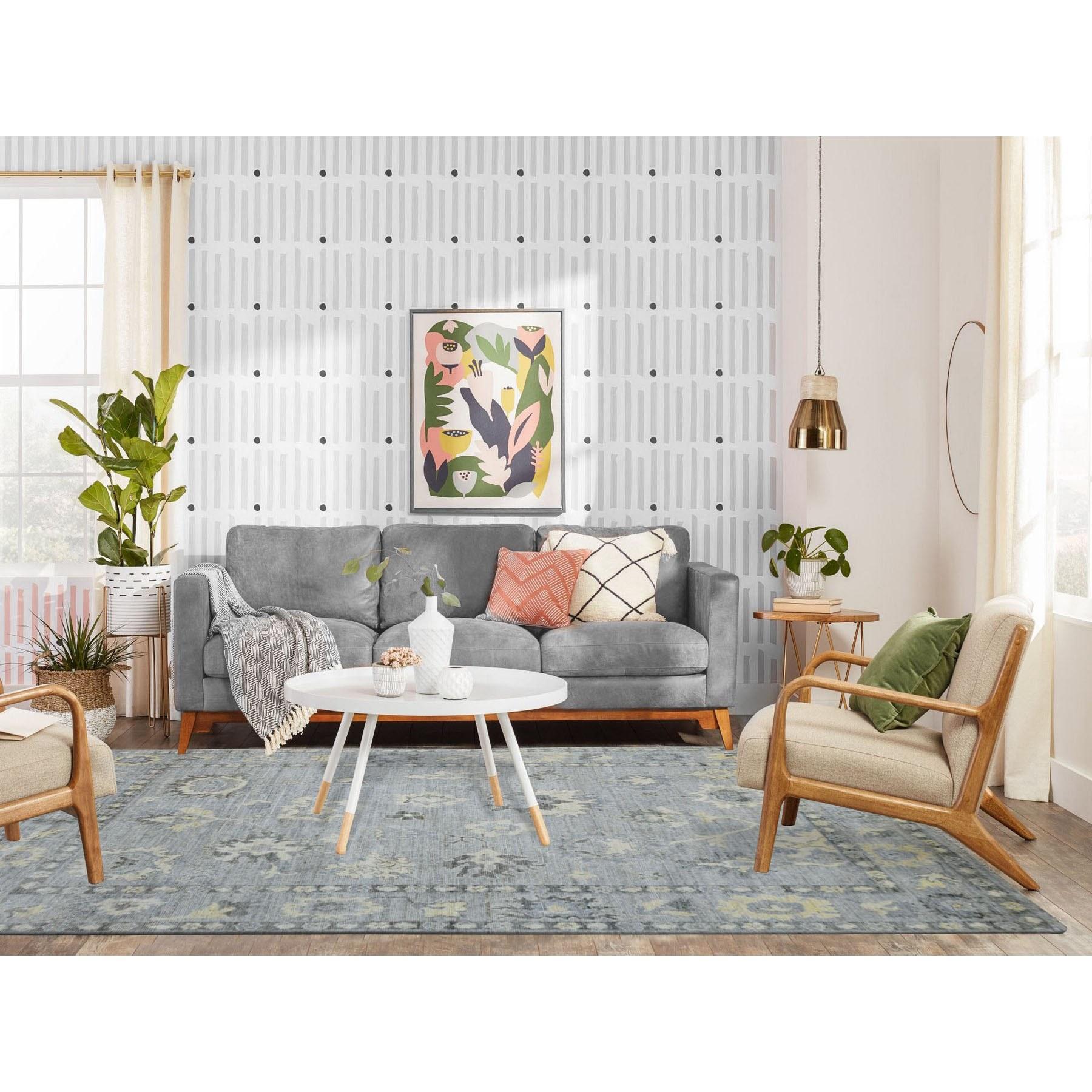 Il s'agit d'un véritable tapis oriental en pure laine Angora Oushak, gris avec des touches d'ivoire, noué à la main et unique en son genre. Il a été noué pendant des mois et des mois selon des techniques de tissage séculaires par des artisans