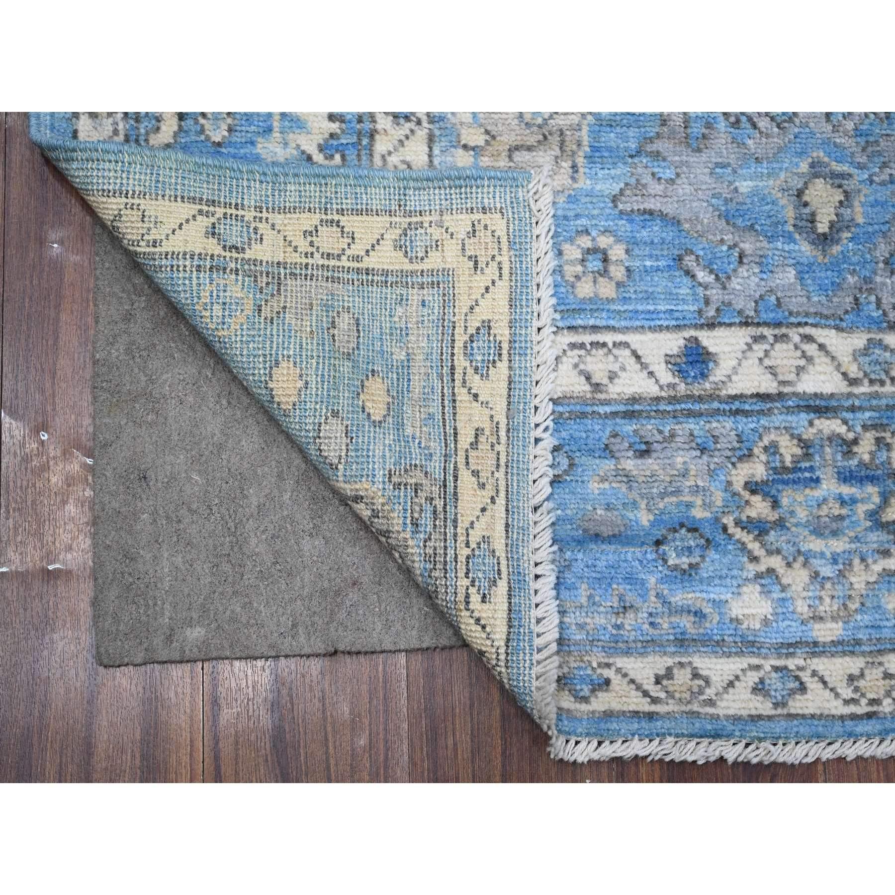 Si tratta di un autentico tappeto orientale di Angora Oushak, annodato a mano, in pura lana, unico nel suo genere. È stato annodato per mesi e mesi con tecniche di tessitura secolari da esperti artigiani.
Materiali primari: Lana
Lattice: No Pile
