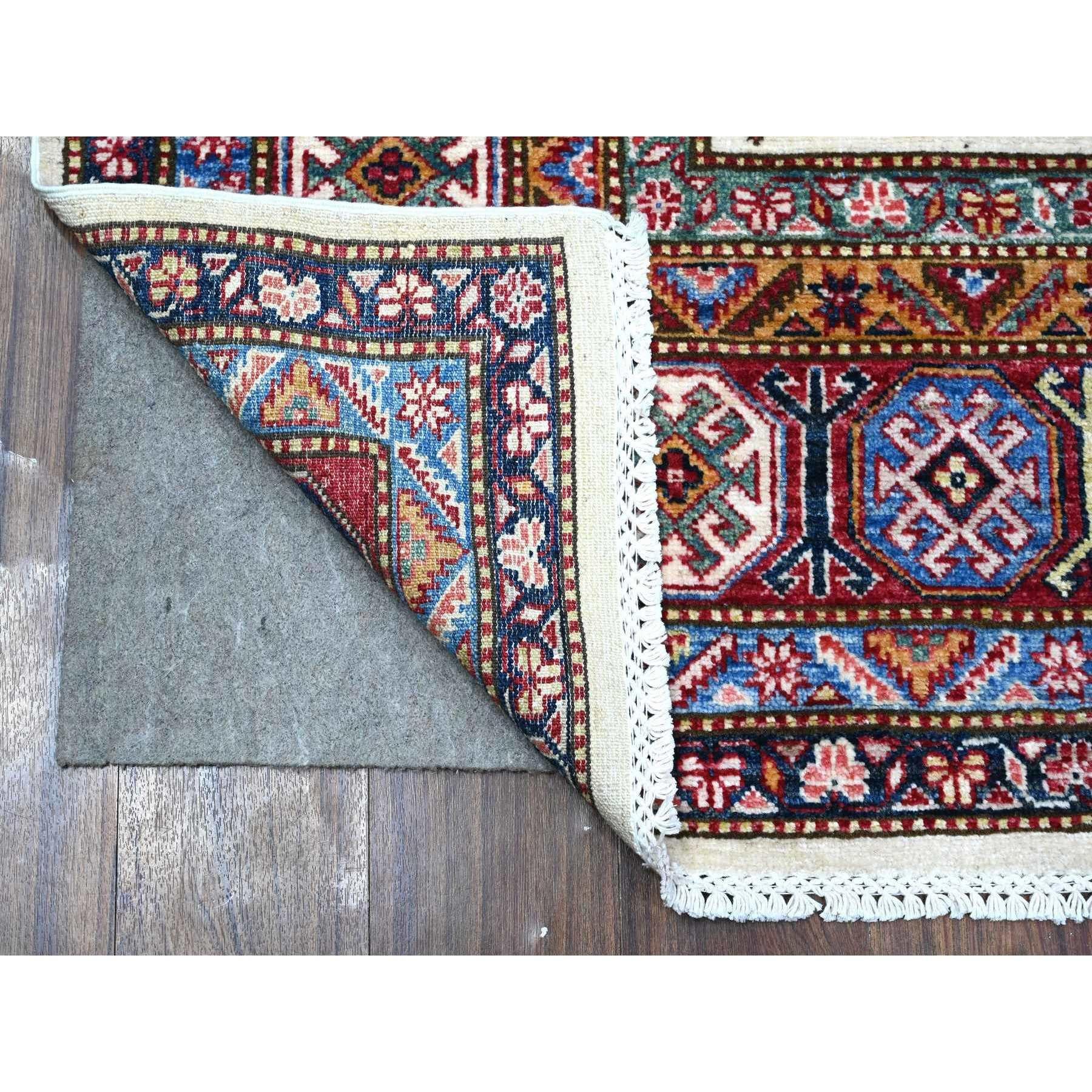 Si tratta di un autentico tappeto orientale afghano Super Kazak, annodato a mano, in pura lana, unico nel suo genere. È stato annodato per mesi e mesi con tecniche di tessitura secolari da esperti artigiani.
Materiali primari: Lana
Lattice: No Pile