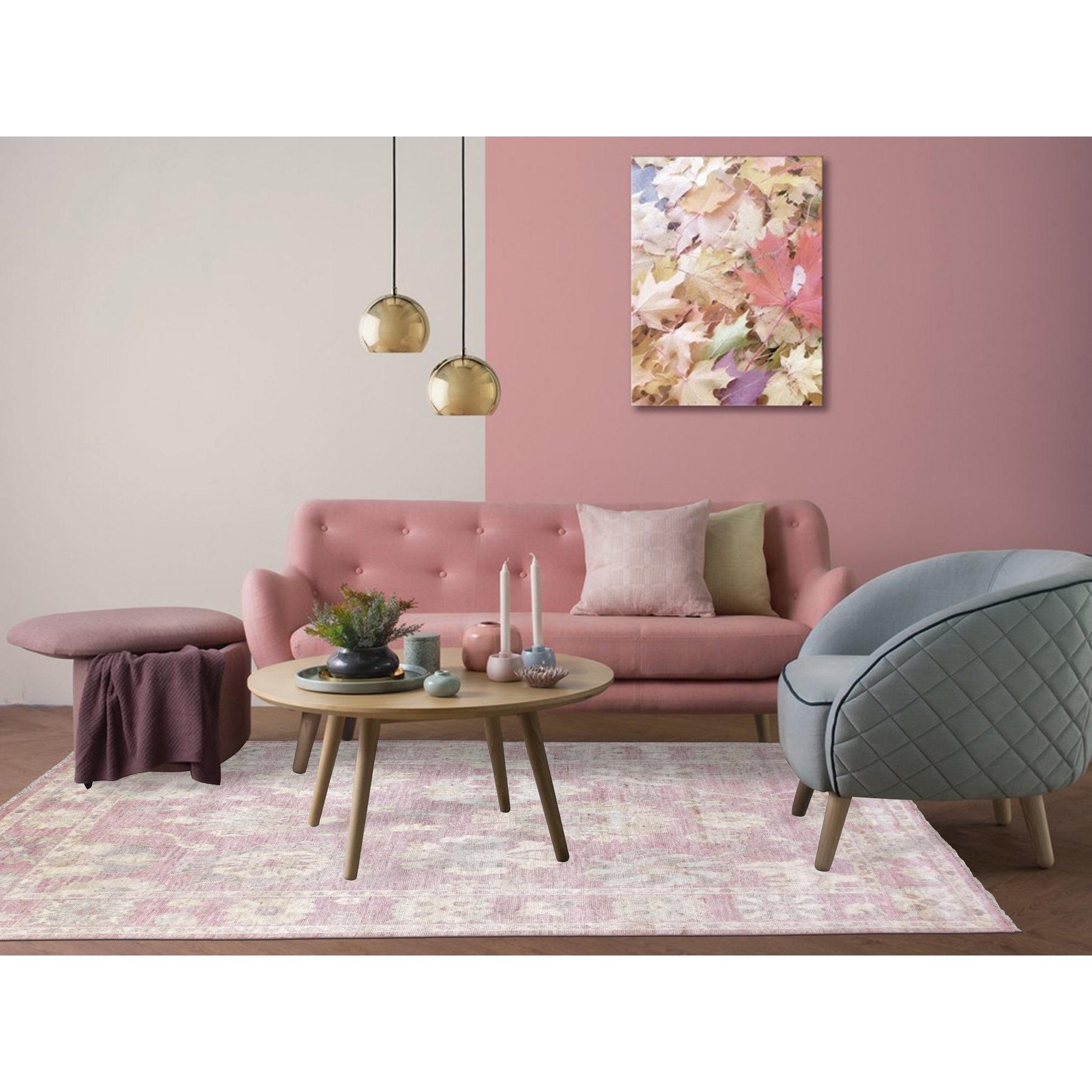 Dies ist eine wirklich echte one-of-a-kind weiche Wolle handgeknüpft Korallen rosa Angora Oushak mit verblassten Farben Orientteppich. Es wurde monatelang von erfahrenen Kunsthandwerkern in jahrhundertealten Webtechniken geknüpft.
Primäre