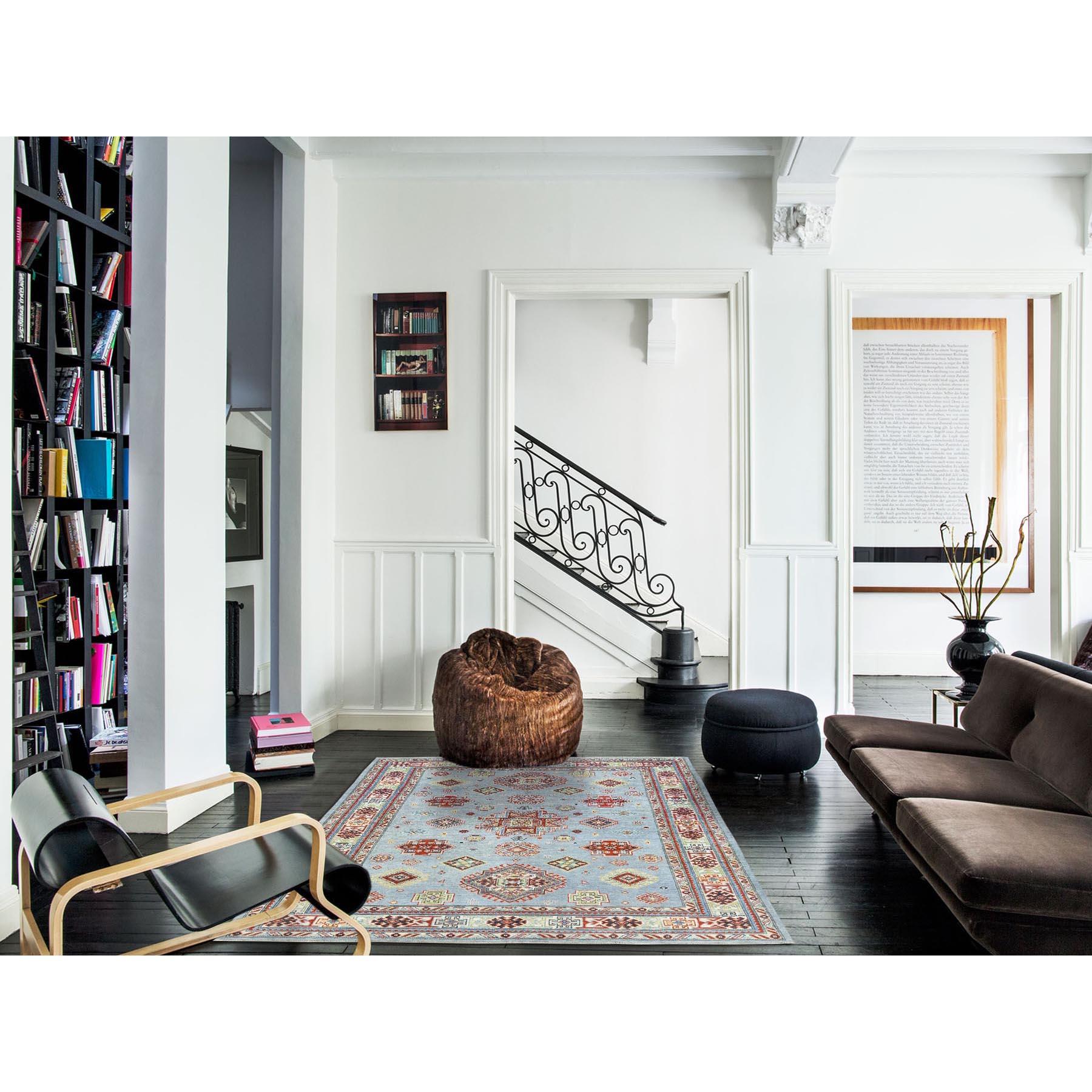 Tapis d'Orient bleu clair Special Kazak à motifs de médaillons géométriques, laine biologique, noué à la main, teintures naturelles
Matières premières : Laine
Latex : Pas de poils 
hauteur : 0,25 pouces
Style : Traditionnel
Couleur primaire :