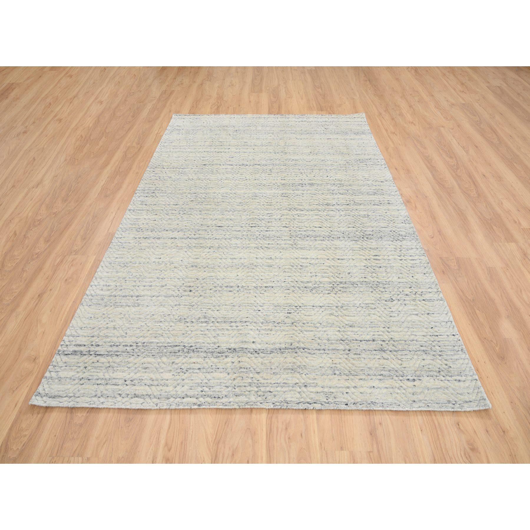Dies ist eine wirklich echte one-of-a-kind Beige, Variegated Textured Modern Design, reine Wolle Hand gewebt, Orientteppich. Es wurde monatelang in jahrhundertealten Webtechniken von erfahrenen Kunsthandwerkern gewebt.
Primäre MATERIALIEN: