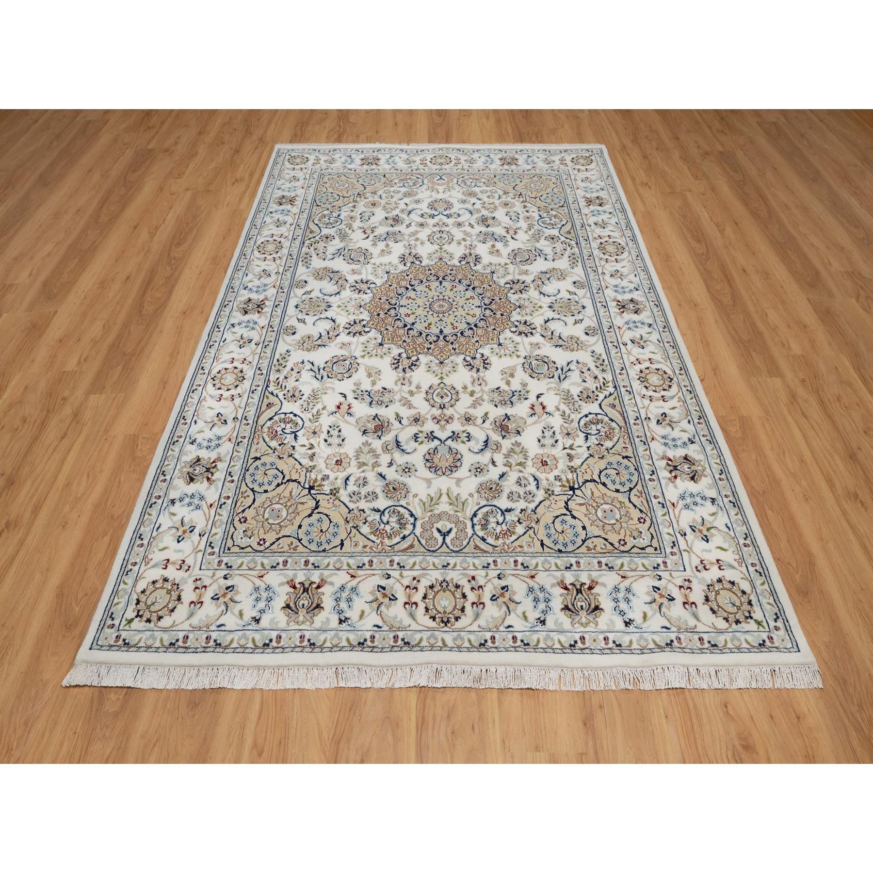 Schneewittchen, Nain mit Blumenmedaillon Design, Handgeknüpft, 250 KPSI, Weicher Flor, Wolle und Seide, Orientteppich
Primäre MATERIALIEN: Wolle & Seide
Latex: Kein Flor 
Höhe: 0,25 Zoll
Stil: Traditionell
Grundfarbe: Elfenbein
Sekundäre Farben: