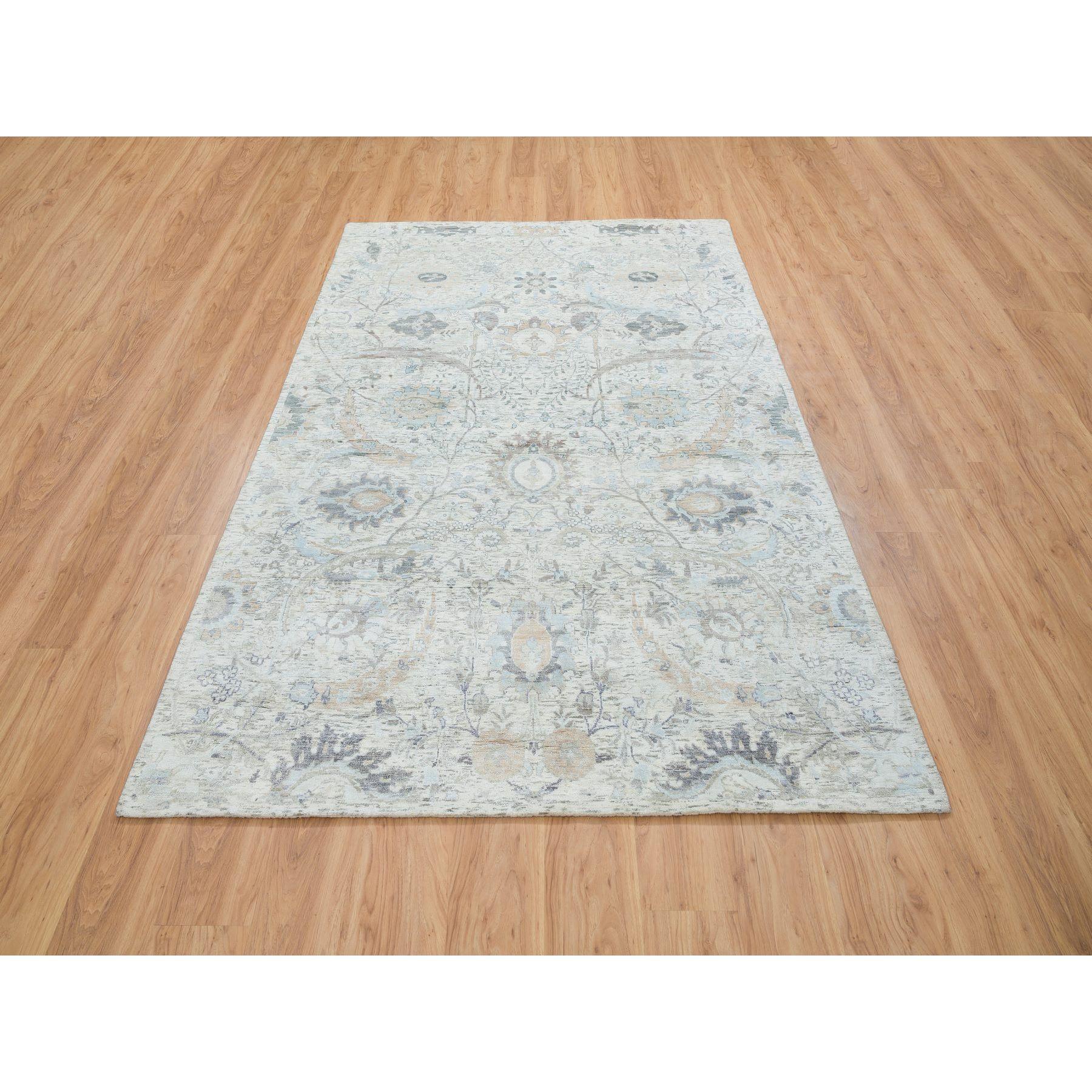Se trata de una auténtica alfombra oriental de pelo suave, anudada a mano en marfil, seda y lana texturizada, con diseño de hoja de hoz. Ha sido anudada durante meses y meses con técnicas artesanales de tejido centenarias por expertos