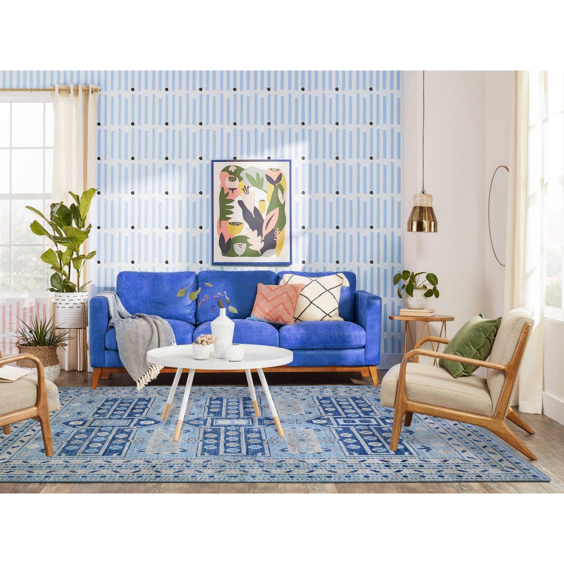 Il s'agit d'un véritable tapis d'Orient bleu clair, en laine douce nouée à la main, d'inspiration villageoise anatolienne avec de grands éléments Design/One Nature. Il a été noué pendant des mois et des mois selon les techniques artisanales de