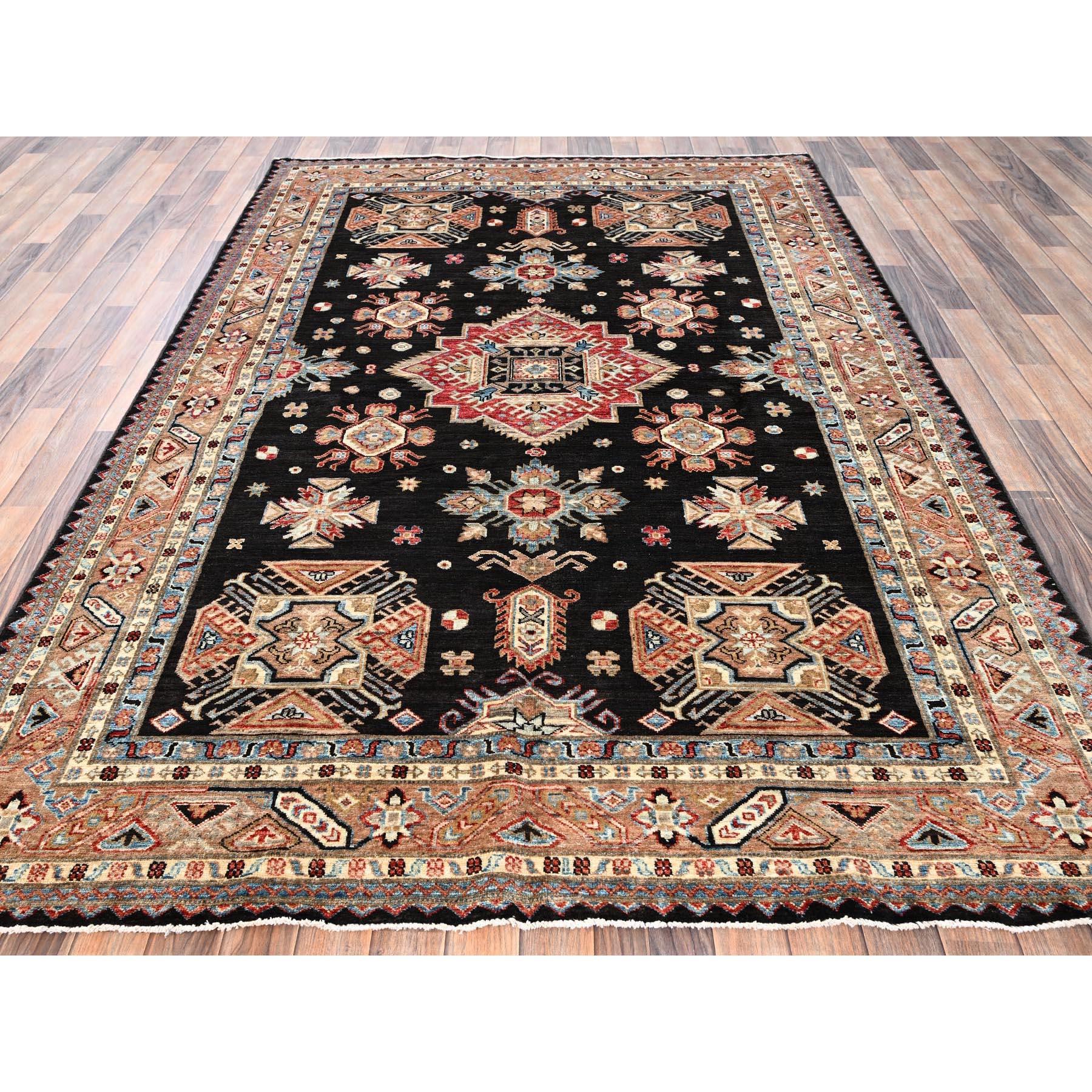 Onyx Negro, Anudada a Mano, Super Kazak Afgana con Diseño de Medallones Geométricos, Lana Pura, Tintes Vegetales, Alfombra Oriental
Materiales primarios: Lana
Látex: Sin pelo 
altura: 0,25 Pulgadas
Estilo: Tradicional
Color principal: Negro
Colores