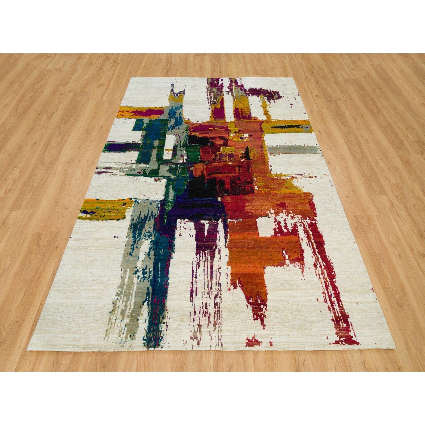 Il s'agit d'une véritable pièce unique en laine et soie Sari, nouée à la main, motifs abstraits modernes, coups de pinceau du peintre, tapis d'Orient. Il a été noué pendant des mois et des mois selon des techniques de tissage séculaires par des