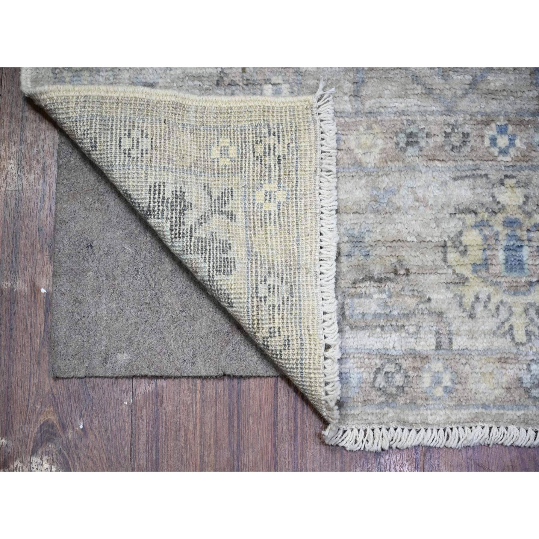 Si tratta di un autentico tappeto orientale Afghan Angora Oushak, annodato a mano, in pura lana, unico nel suo genere. È stato annodato per mesi e mesi con tecniche di tessitura secolari da esperti artigiani.
Materiali primari: Lana
Lattice: No Pile
