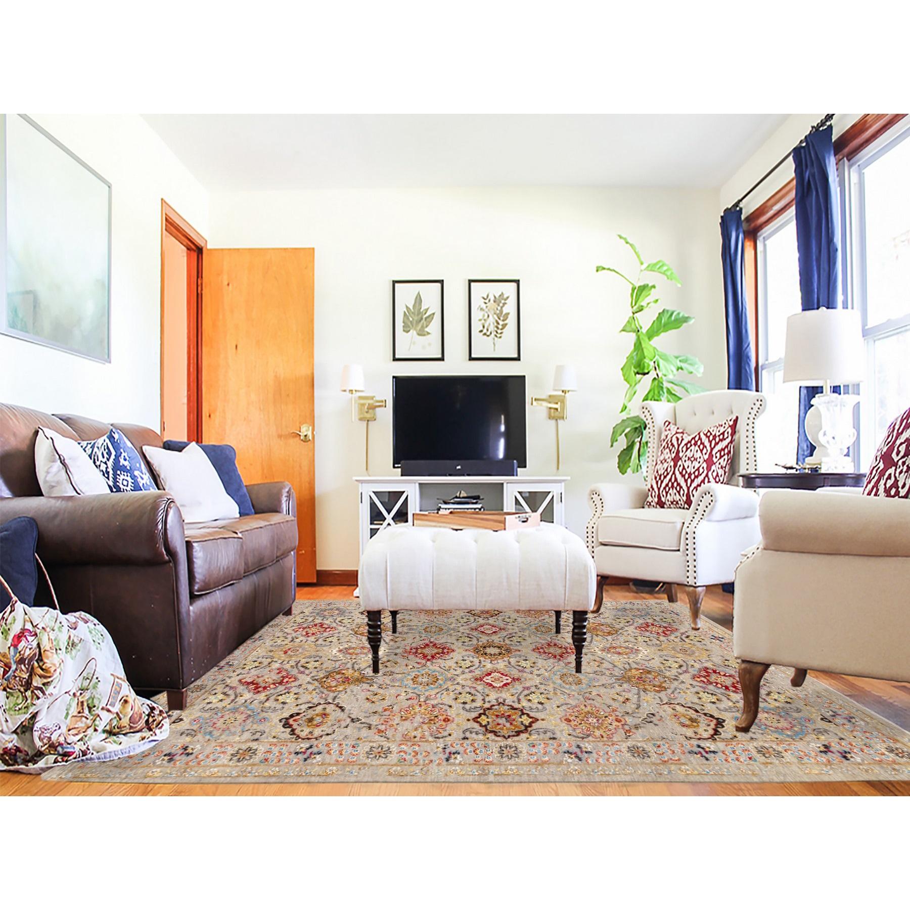 Dies ist ein echtes Einzelstück THE SUNSET ROSETTES Handgeknüpfter Orientteppich aus Wolle und reiner Seide. Es wurde monatelang in der jahrhundertealten persischen Webtechnik von erfahrenen Handwerkern geknüpft.
Primäre MATERIALIEN: Wolle und reine