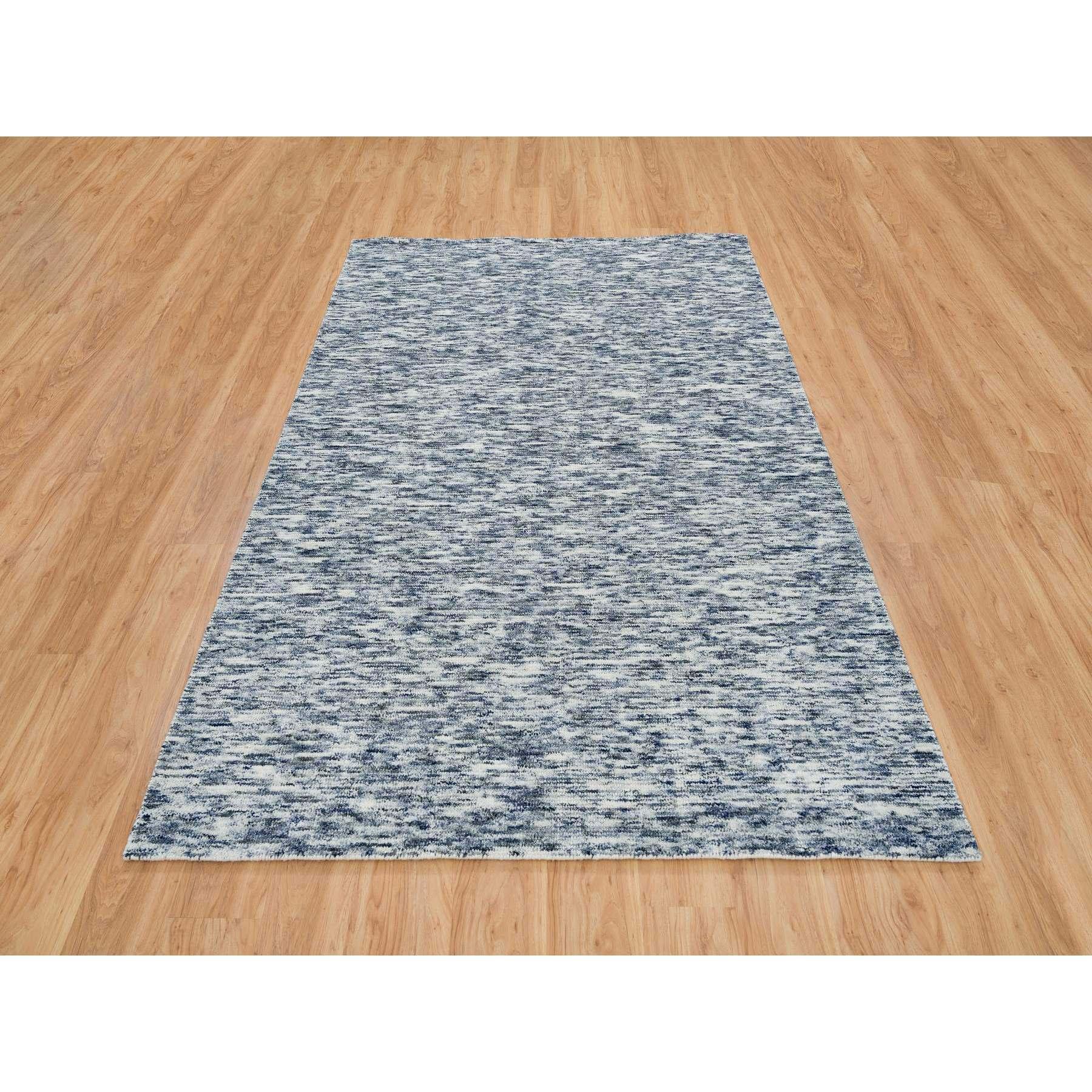 Azul y Marfil, Diseño Moderno de Estrías Suave al Tacto, Pura Lana Tejida a Mano, Alfombra Oriental
Materiales primarios: Lana
Látex: Sin pelo 
altura: 0,25 Pulgadas
Estilo: Transicional
Color principal: Azul
Colores secundarios: Marfil, Gris,