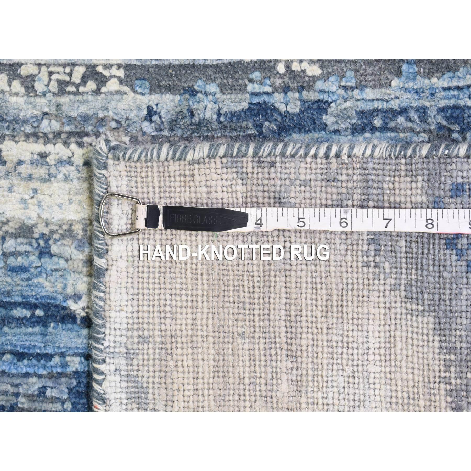 Tappeto moderno blu e bianco in pura seta e lana testurizzata annodato a mano 6'1 
