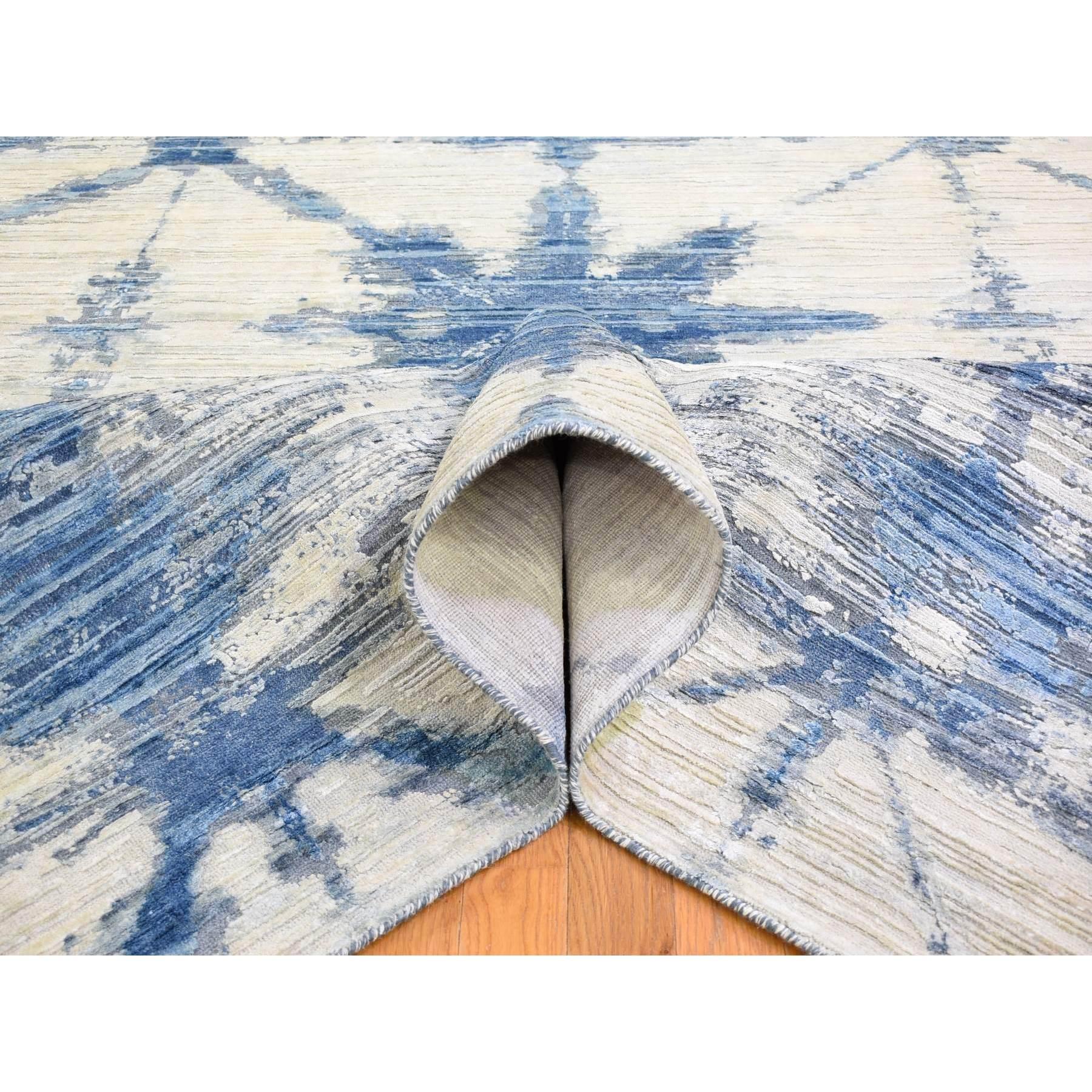 Annodato a mano Tappeto moderno blu e bianco in pura seta e lana testurizzata annodato a mano 6'1 