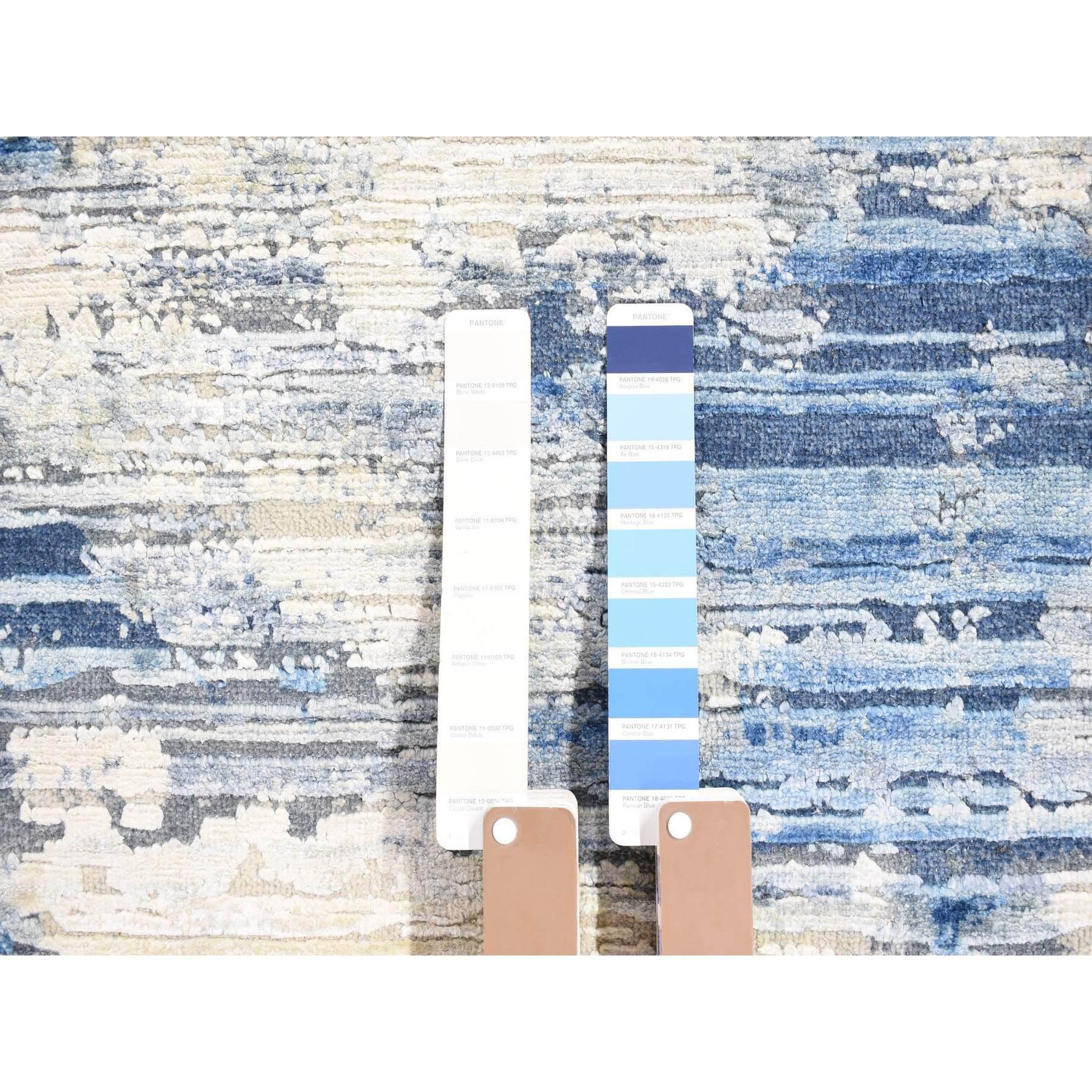 XXI secolo e contemporaneo Tappeto moderno blu e bianco in pura seta e lana testurizzata annodato a mano 6'1 
