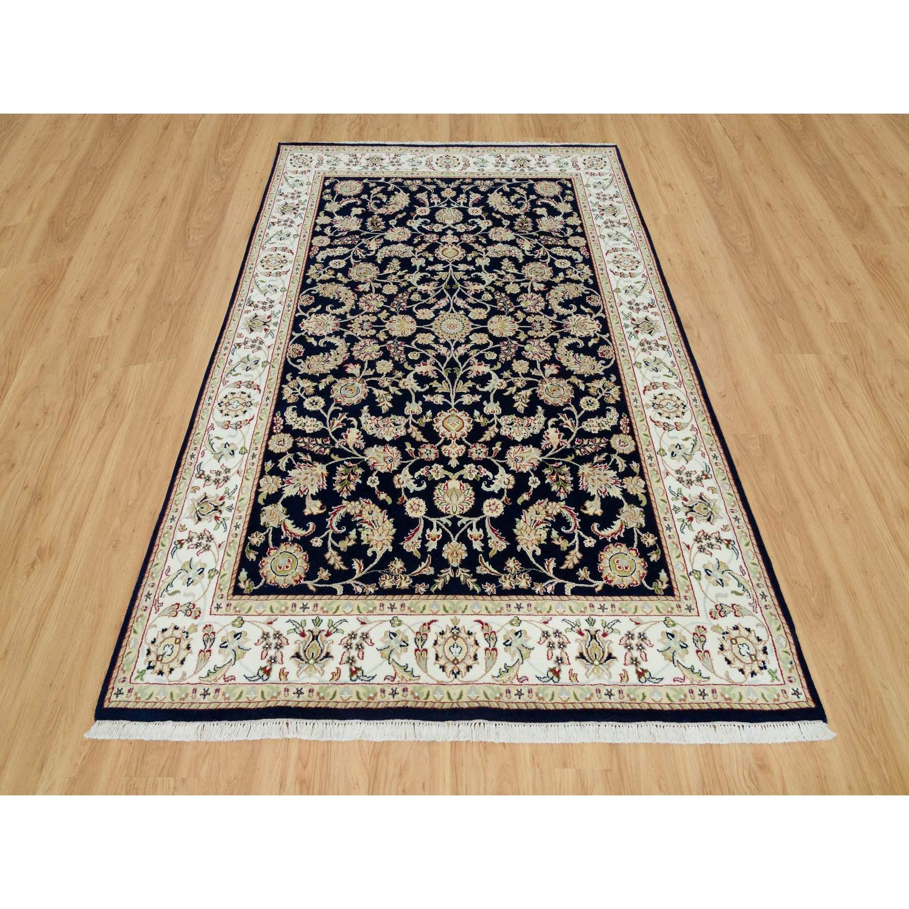 Ésta es una auténtica alfombra oriental Nain, anudada a mano, de pura lana. Ha sido anudada durante meses y meses con técnicas artesanales de tejido centenarias por expertos artesanos.
Materiales primarios: Lana
Látex: Sin pelo 
altura: 0,25