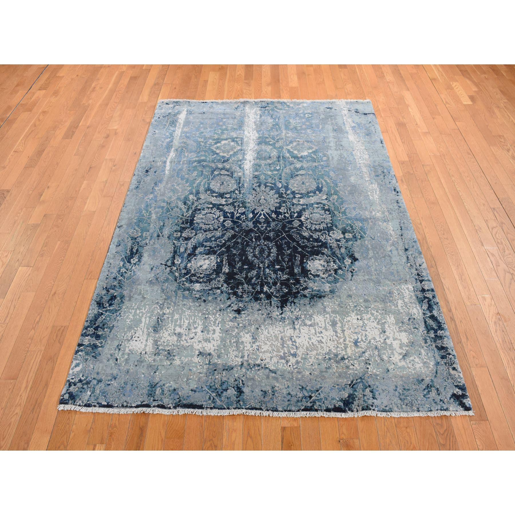 Azul Egeo, Tabriz Persa Diseño Roto y Borrado, Lana y Seda, Anudada a Mano, Alfombra Oriental
Materiales primarios: Lana y seda
Látex: Sin pelo 
altura: 0,25 Pulgadas
Estilo: Transicional
Color principal: Gris
Colores secundarios: Marfil, Azul, Azul