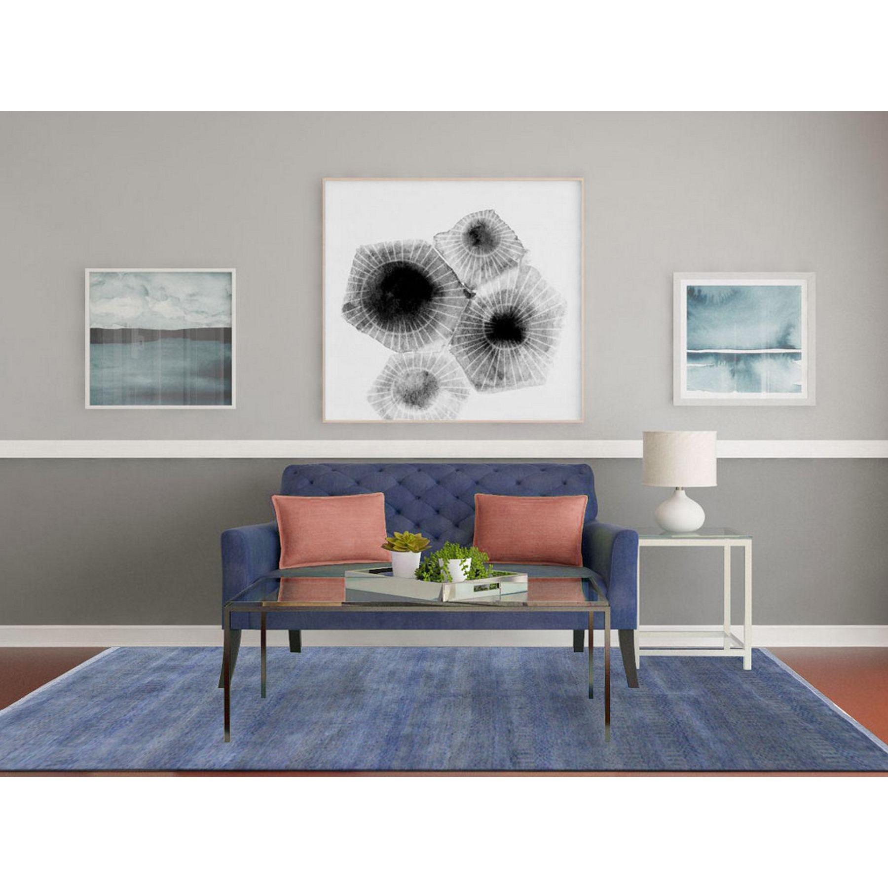 Si tratta di un autentico esemplare unico di Tappeto orientale blu denim, in lana e seta, annodato a mano, dal design moderno a erba Gabbeh, densamente intrecciato. È stato annodato per mesi e mesi con tecniche di tessitura secolari da esperti