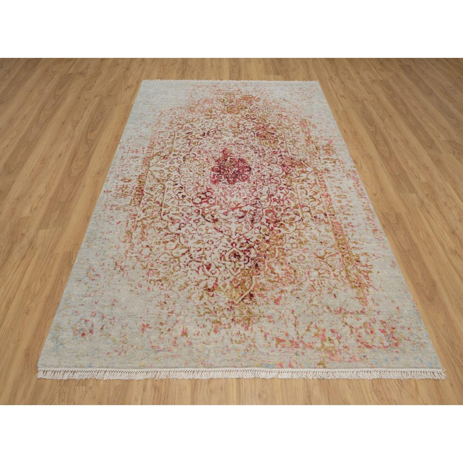 Bone White, Persian Erased Medallion Design, Noué à la main, Laine et Soie pure, Tapis d'Orient
Matériaux primaires : Laine et soie
Latex : Pas de poils 
hauteur : 0,25 pouces
Style : Contemporain
Couleur primaire : rose
Couleurs secondaires :