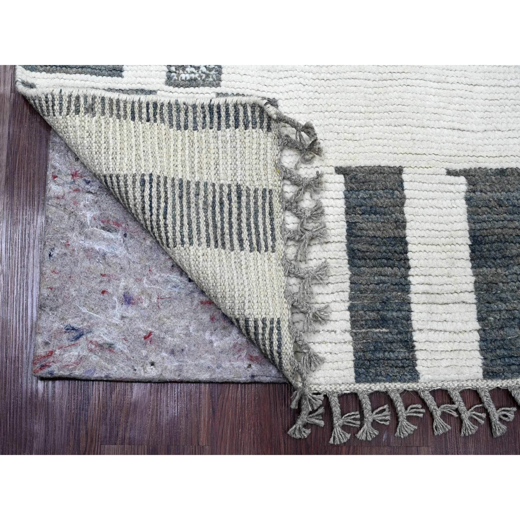Bianco perla, Trama marocchina con motivo geometrico, Aspetto informale, Tono su tono, Annodato a mano, Pile strutturato, Lana morbida, Tappeto orientale
Materiali primari: Lana
Lattice: No Pile 
altezza: 0,25 pollici
Stile: Tradizionale
Colore