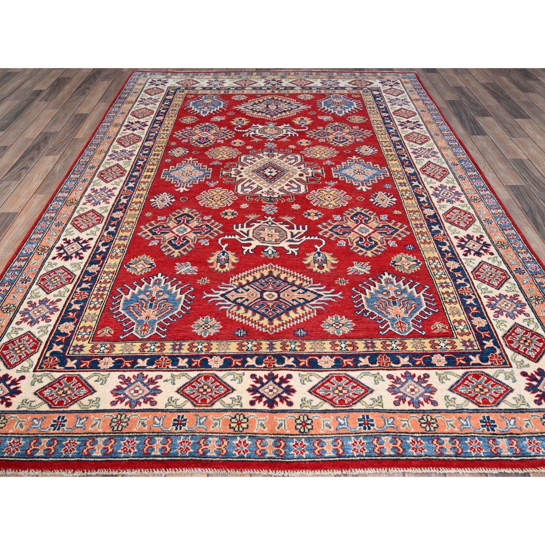 Ésta es una auténtica alfombra kazaka, anudada a mano, de pura lana y oriental. Ha sido anudada durante meses y meses con técnicas artesanales de tejido centenarias por expertos artesanos.
Materiales primarios: Lana
Látex: Sin pelo 
altura: 0,25