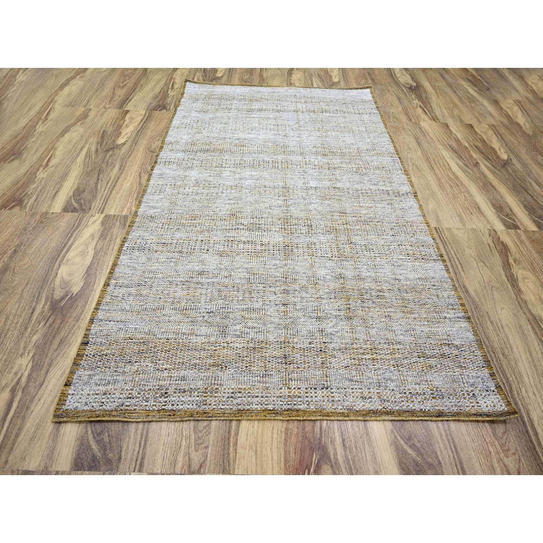 Daisy White with Golden Yellow, noué à la main, Oxidized and Distressed Grass Design with Exposed Warps, Pure Wool, Tapis d'Orient
Matières premières : Laine
Latex : Pas de poils 
hauteur : 0,25 pouces
Style : Contemporain
Couleur primaire :