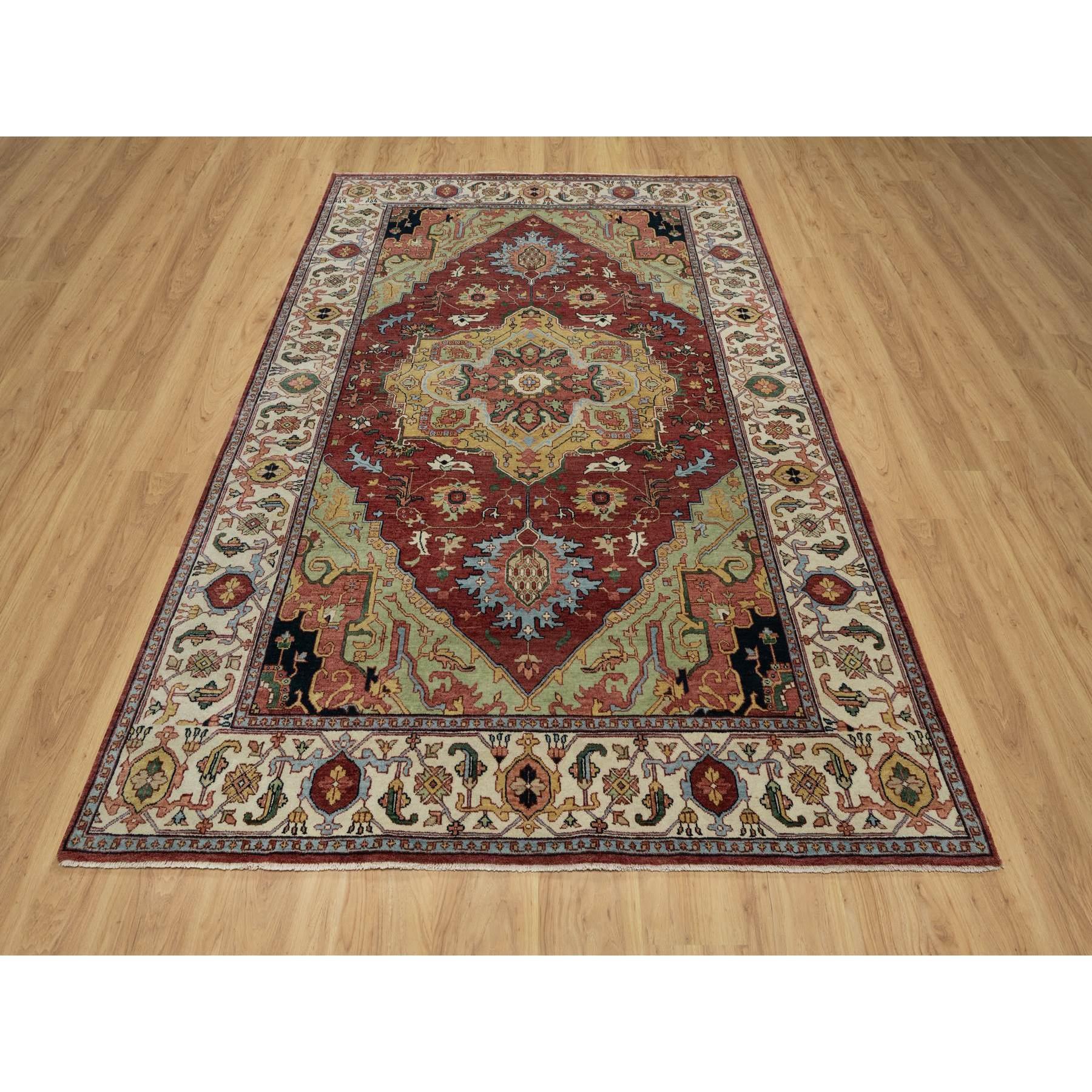 Rosso mattone, Ricreazione di Heriz pregiato anticato con disegno a medaglione, vello morbido e soffice, annodato a mano, 100% lana, trama più fitta, tinture vegetali, Tappeto orientale
Materiali primari: Lana
Lattice: No Pile 
altezza: 0,25