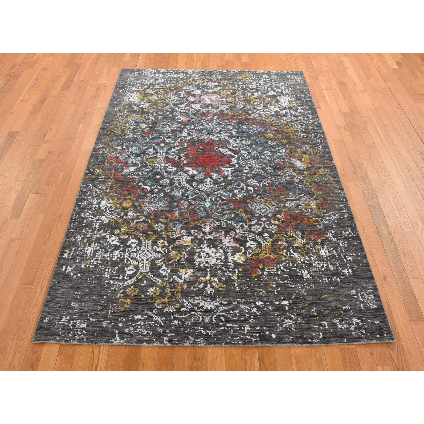 Iridium Black, Tappeto orientale di transizione con disegno Agra cancellato e spezzato, lana e seta, annodato a mano
Materiali primari: Lana e seta
Lattice: No Pile 
altezza: 0,25 pollici
Stile: Di transizione 
Colore primario: Nero
Colori