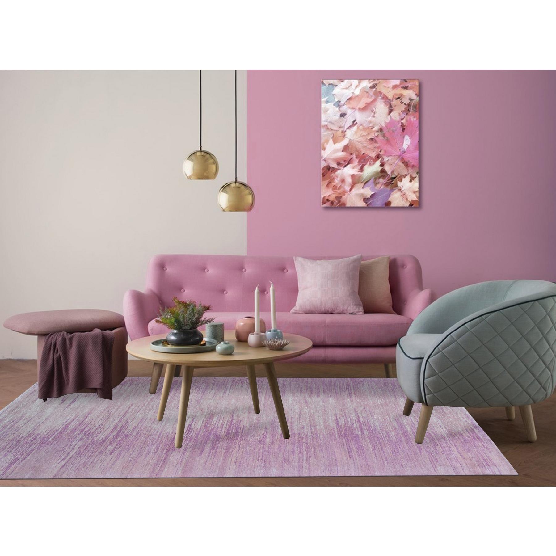 Si tratta di un autentico tappeto orientale annodato a mano, di colore rosa, spesso e soffice, di sola lana organica, con disegno orizzontale Ombre. È stato tessuto per mesi e mesi secondo le secolari tecniche di tessitura persiane da esperti