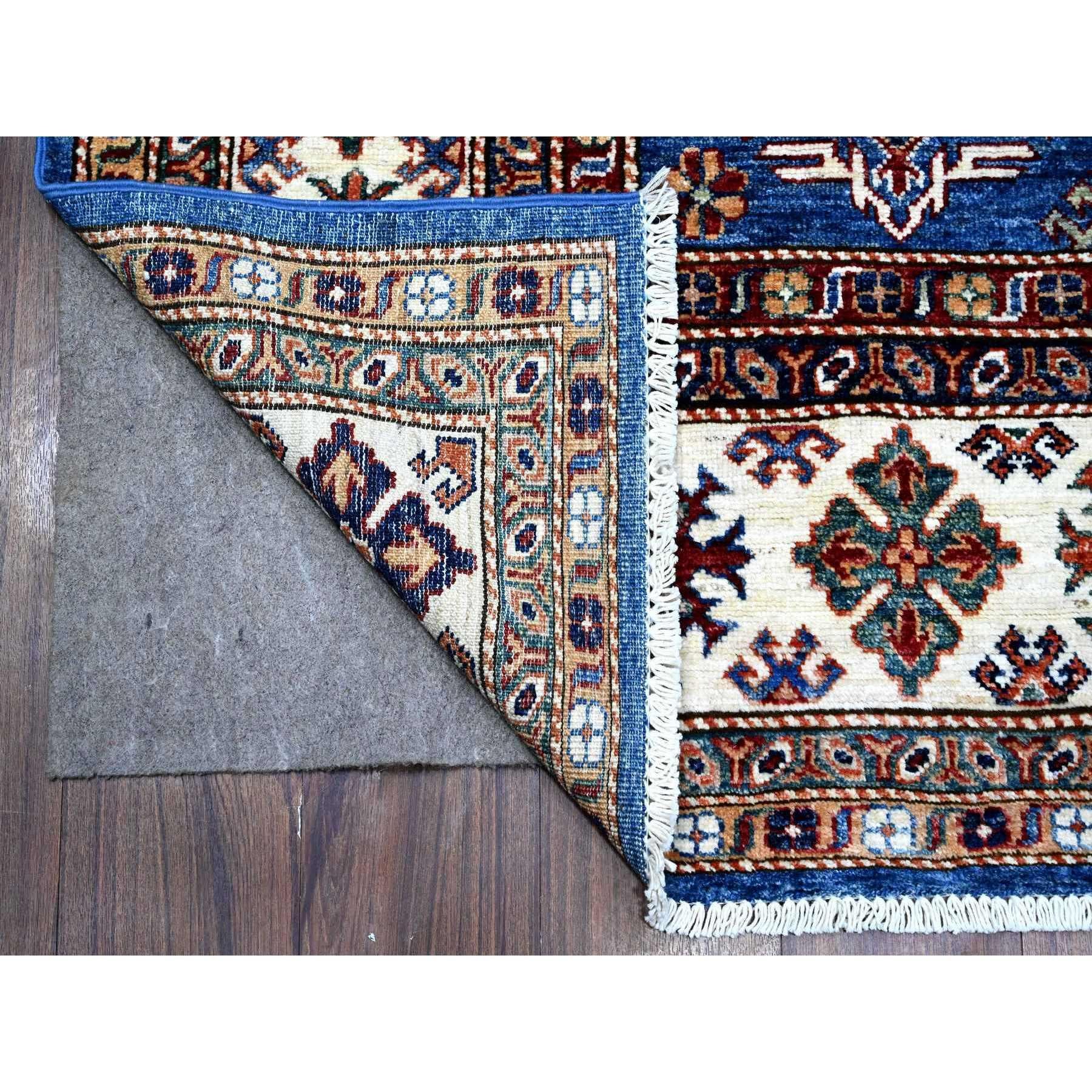 Ésta es una auténtica alfombra oriental afgana Super Kazak, anudada a mano, de pura lana. Ha sido anudada durante meses y meses con técnicas artesanales de tejido centenarias por expertos artesanos.
Materiales primarios: Lana
Látex: Sin pelo