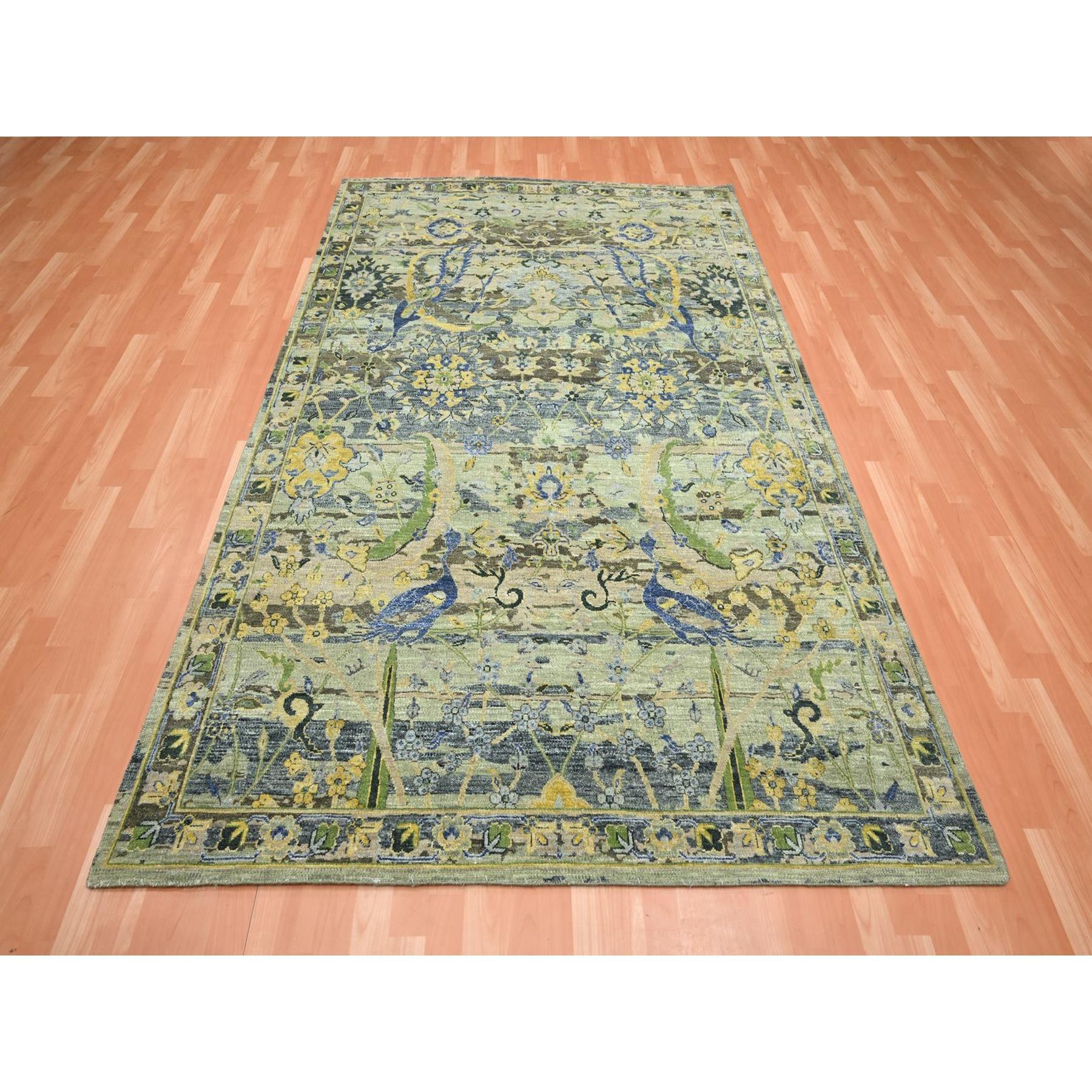 Tappeto orientale di ispirazione persiana con disegno di uccelli, Abrash distinto, rasato, annodato a mano, in pura lana, Reseda Green, Broken and Erased.
Materiali primari: Lana
Lattice: No Pile 
altezza: 0,25 pollici
Stile: Di transizione
Colore