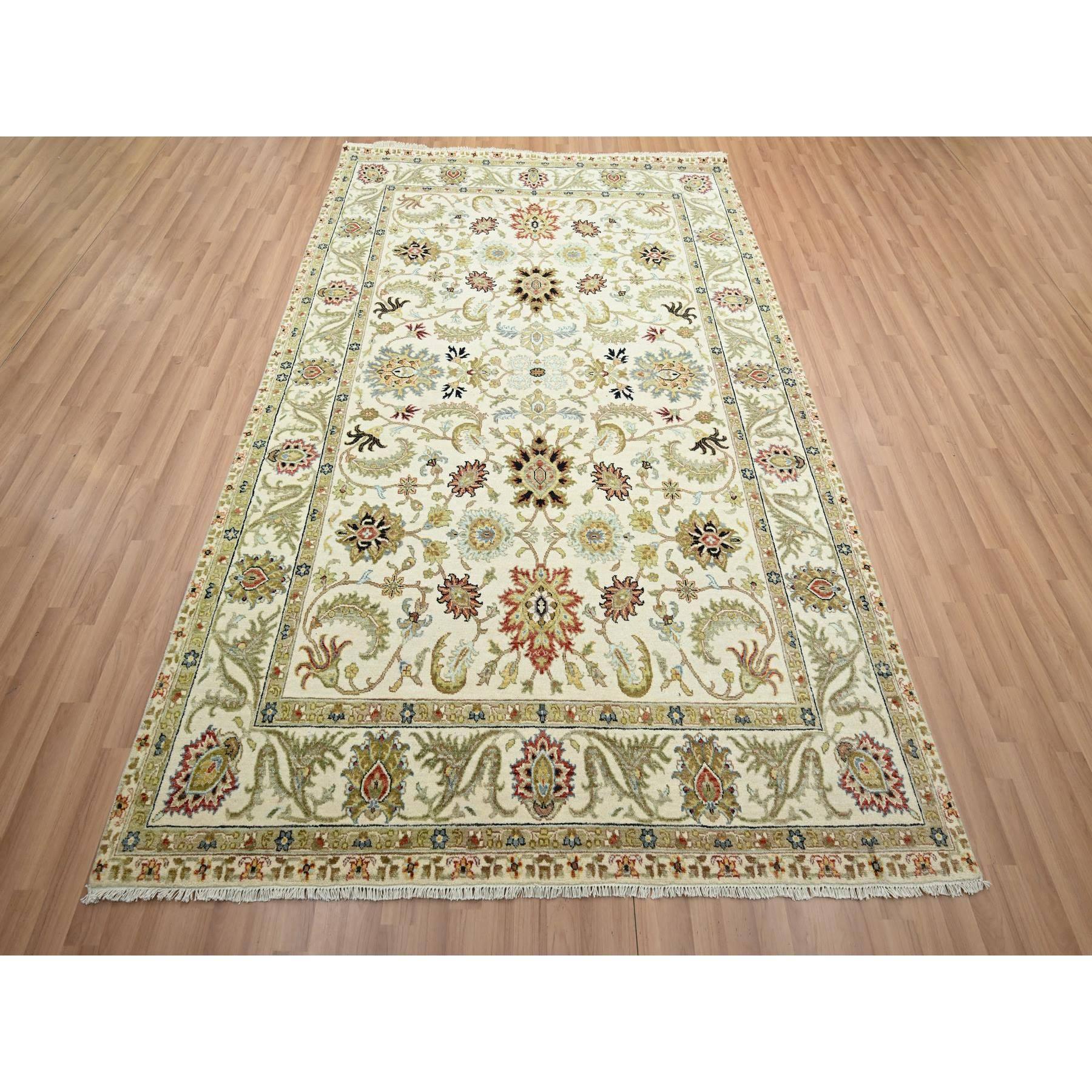 Chiffon White, Agra mit Ziegler Design, Florale Motive, Reine Wolle, Handgeknüpft, Pflanzenfarben, Orientteppich
Primäre MATERIALIEN: Wolle
Latex: Kein Flor 
Höhe: 0,25 Zoll
Stil: Traditionell
Grundfarbe: Elfenbein
Sekundäre Farben: Rot, Grau,