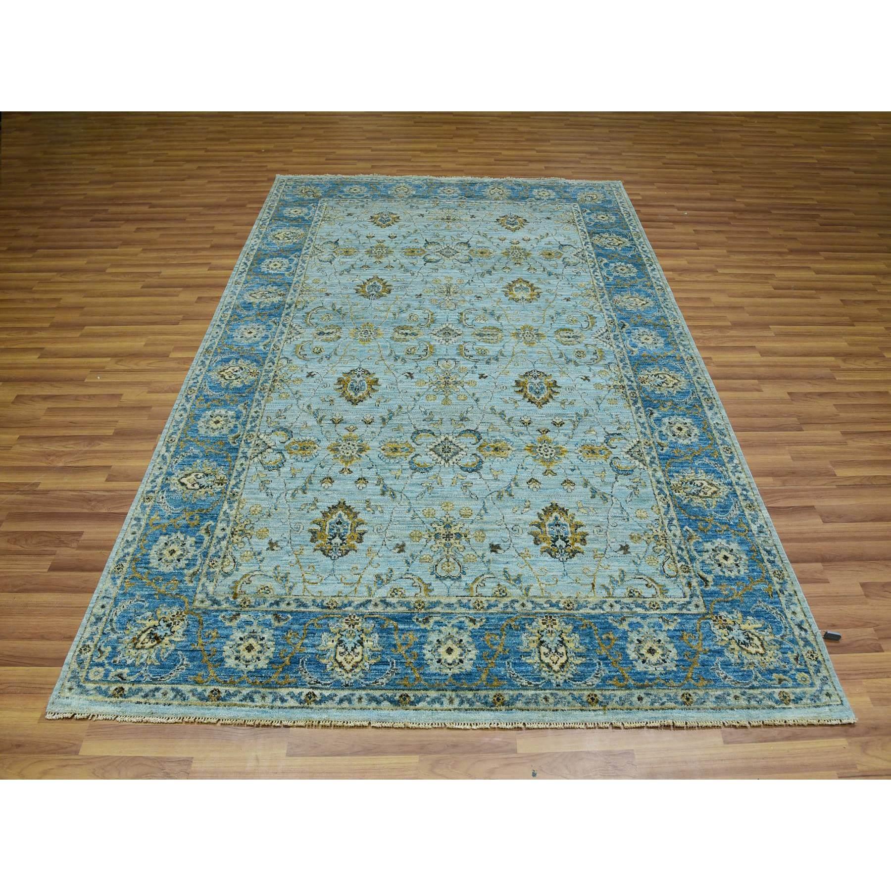 Il s'agit d'un véritable tapis d'Orient noué à la main à Agra avec un motif de fleurs de Shah Abbas, en pure laine. Il a été noué pendant des mois et des mois par des artisans selon des techniques de tissage séculaires.
Matières premières :