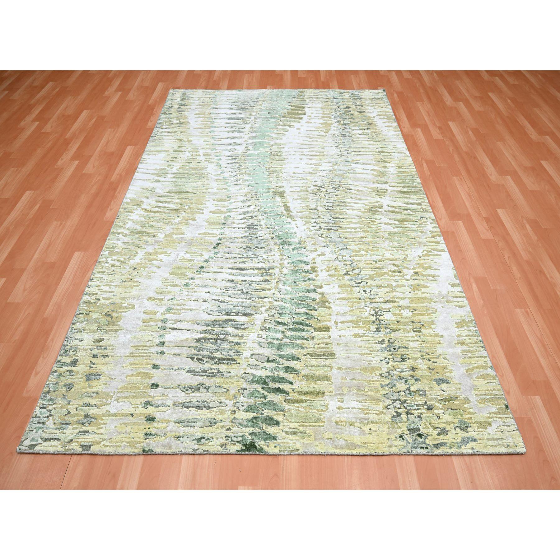 Shades of Green, Krokodil-Safari-Design, 100% Seide, handgeknüpft, weicher Flor, Orientteppich
Primäre MATERIALIEN: Seide
Latex: Kein Flor 
Höhe: 0,25 Zoll
Stil: AM Contemporary
Grundfarbe: Grün
Sekundärfarben: Elfenbein, Blau, Grau, Beige,