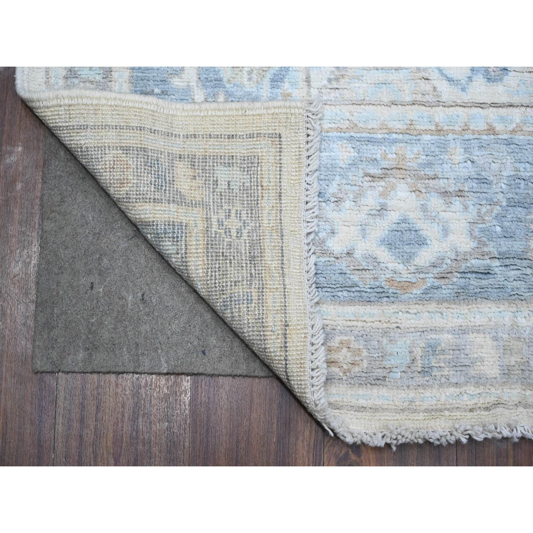 Si tratta di un autentico tappeto orientale di Angora Oushak, annodato a mano, in pura lana, unico nel suo genere. È stato annodato per mesi e mesi con tecniche di tessitura secolari da esperti artigiani.
Materiali primari: Lana
Lattice: No Pile