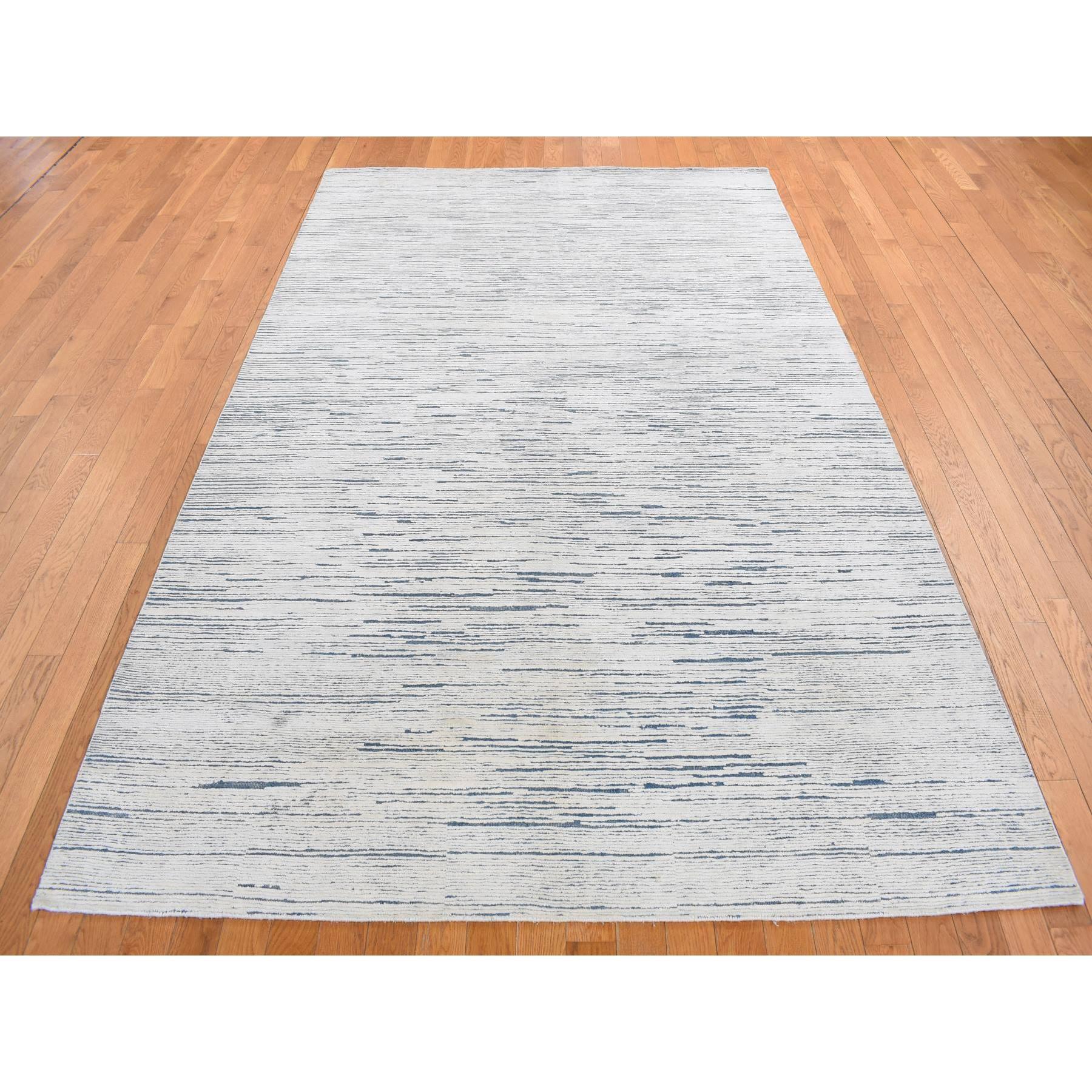 Frostweiß, 100% Wolle, Streifendesign, Handgeknüpft, Orientteppich
Primäre MATERIALIEN: Wolle
Latex: Kein Flor 
Höhe: 0,25 Zoll
Stil: Transitional
Grundfarbe: Elfenbein
Sekundärfarben: Blau
Muster: Orientalisch